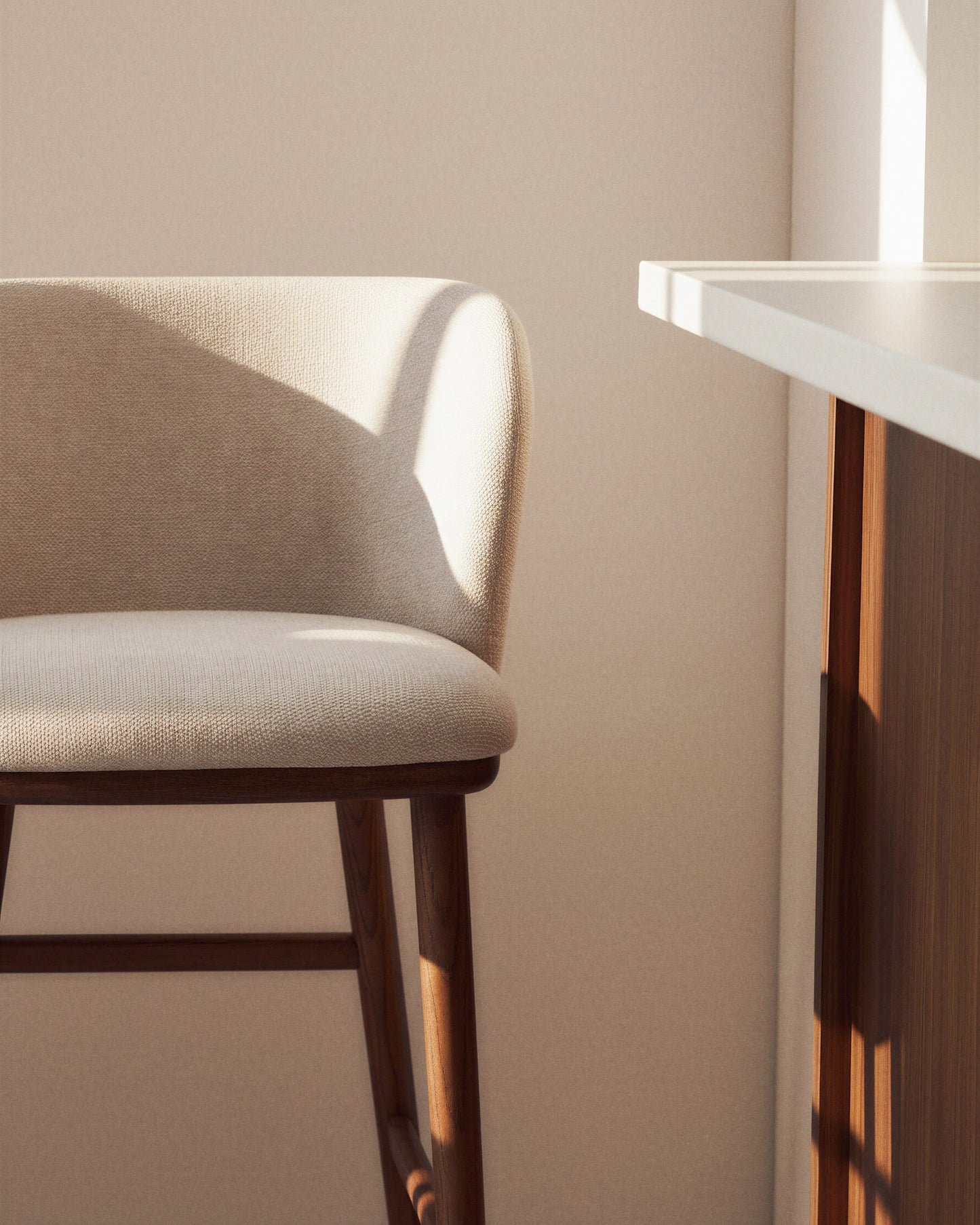 Sgabello Ciselia in ciniglia beige e gambe in legno massiccio di frassino con finitura noce 75 cm