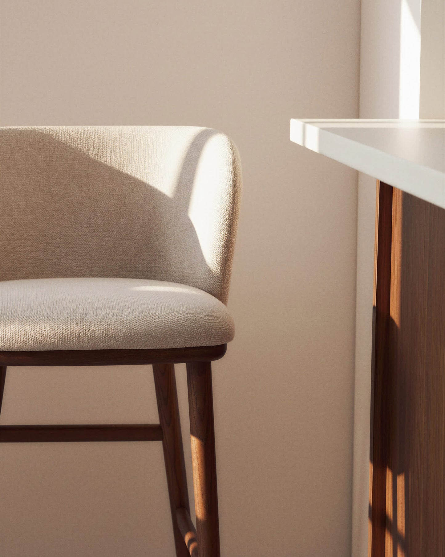 Sgabello Ciselia in ciniglia beige e gambe in legno massiccio di frassino con finitura noce 75 cm