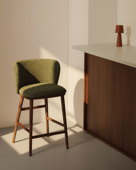 Sgabello Ciselia in ciniglia spessa verde scuro e gambe in legno massiccio di frassino con finitura noce 75 cm