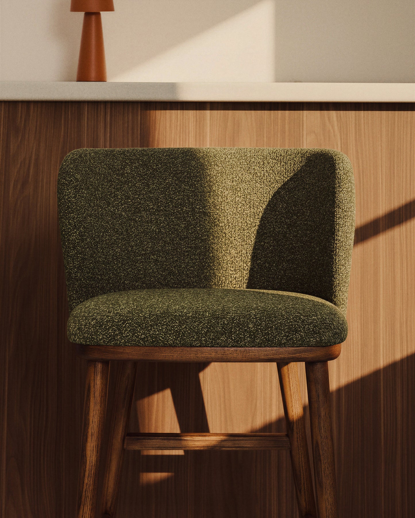 Sgabello Ciselia in ciniglia spessa verde scuro e gambe in legno massiccio di frassino con finitura noce 75 cm