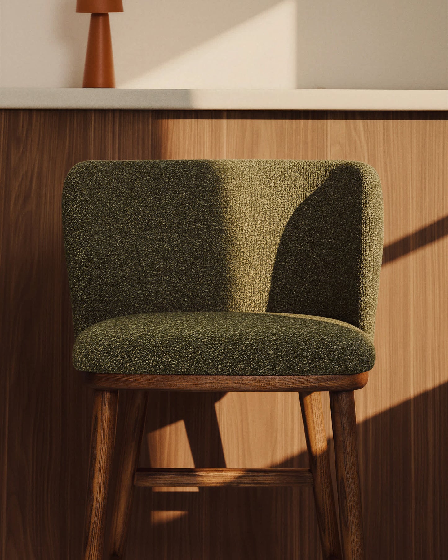 Sgabello Ciselia in ciniglia spessa verde scuro e gambe in legno massiccio di frassino con finitura noce 75 cm