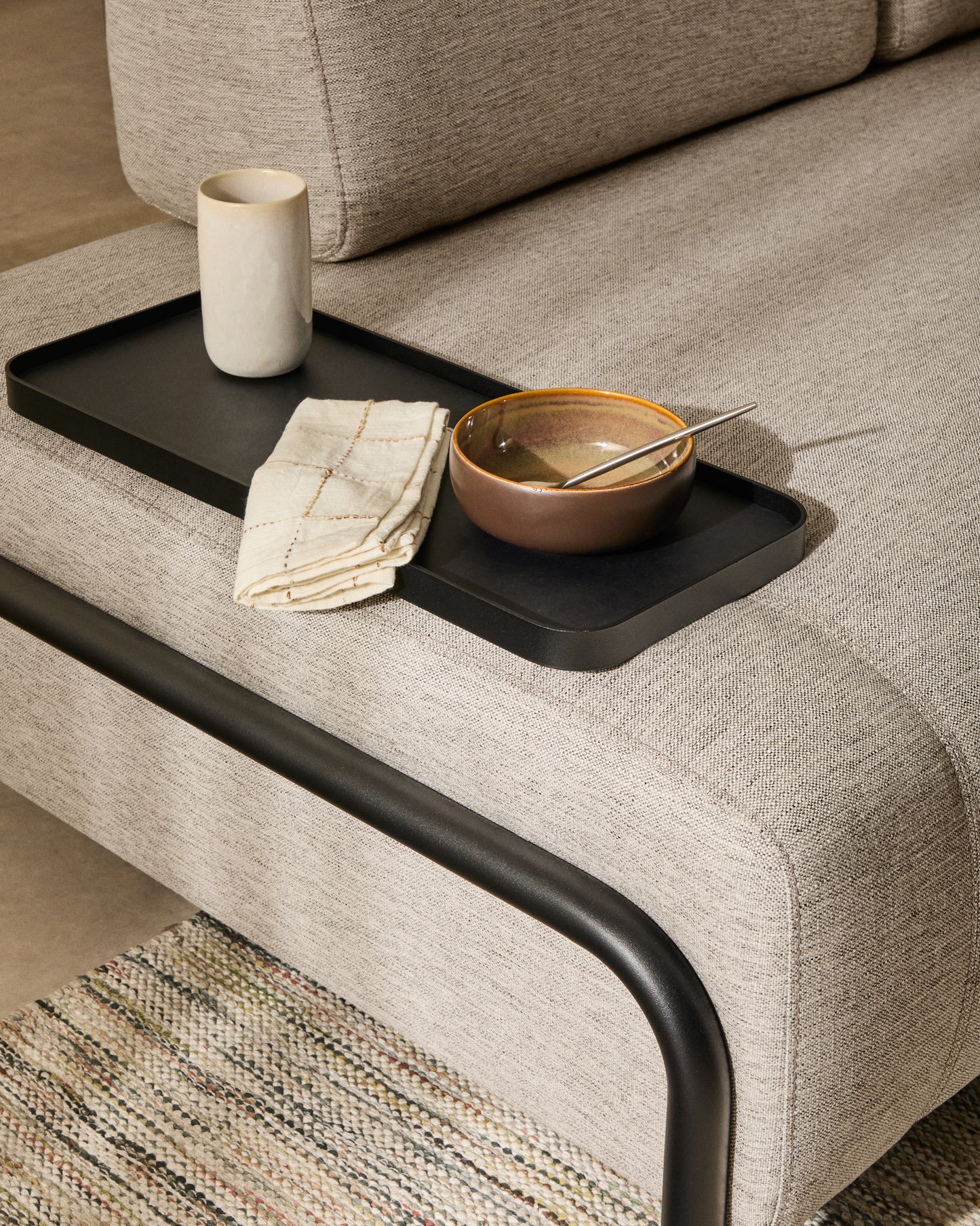Divano Compo 2 posti beige grigiastro con vassoio piccolo e struttura in metallo nero 200 cm