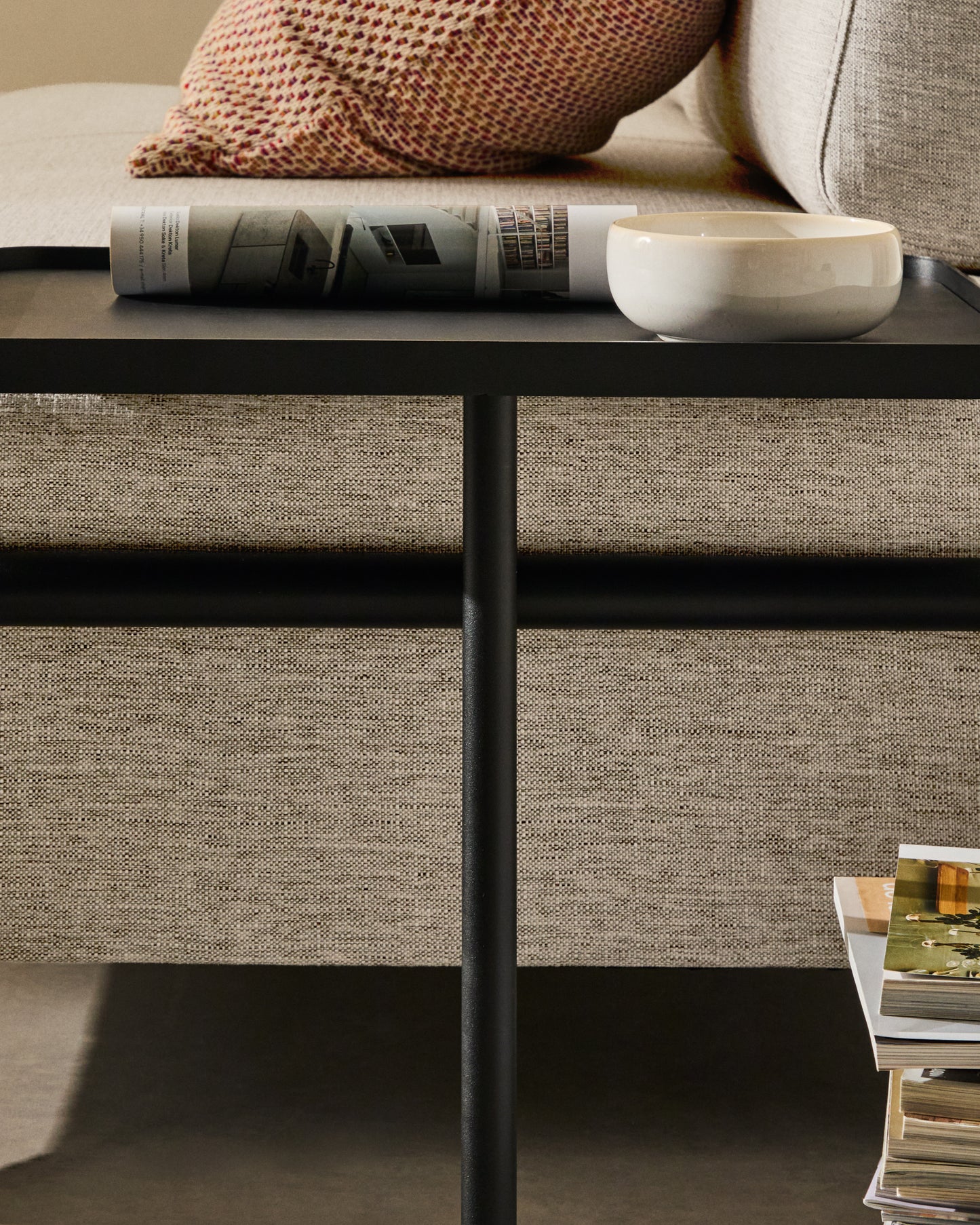 Divano Compo 2 posti beige grigiastro con vassoio grande e struttura in metallo nero 200 cm