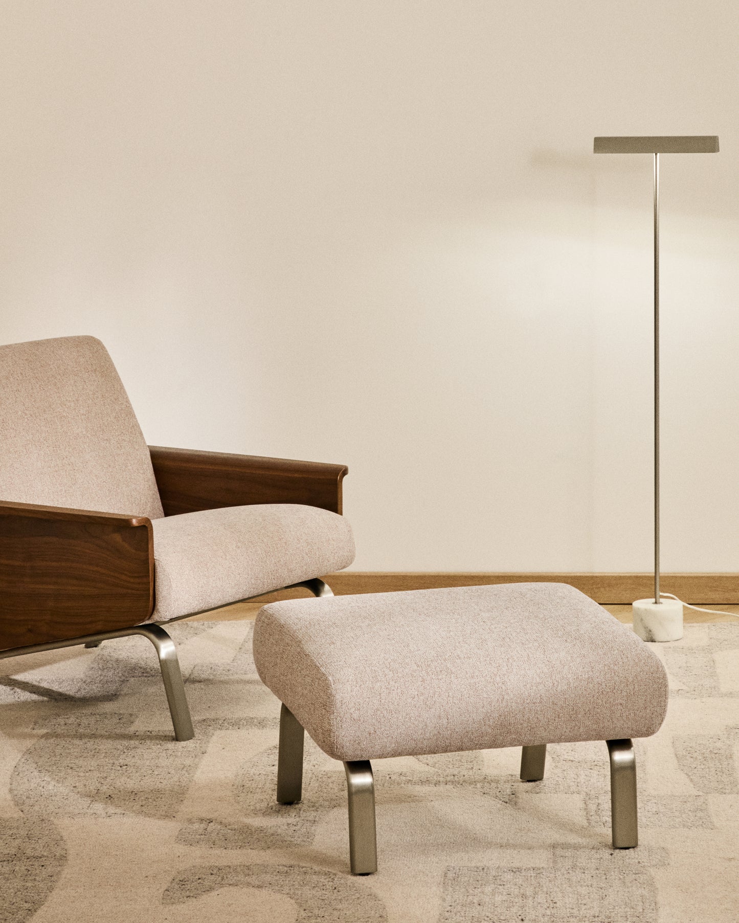 Poggiapiedi Amsen beige con gambe in acciaio inox spazzolato 68 x 55 cm