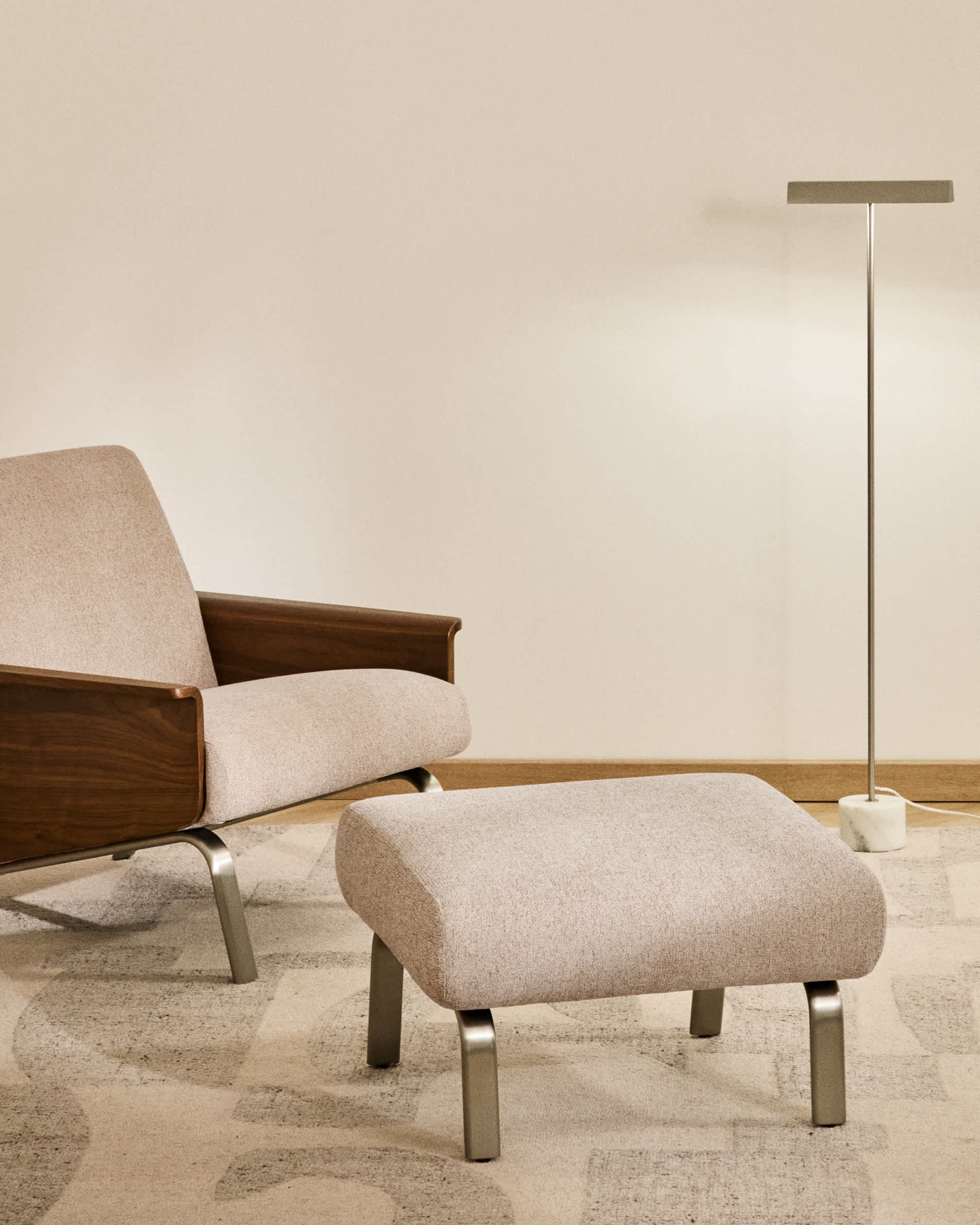 Poggiapiedi Amsen marrone chiaro con gambe in acciaio inox spazzolato 68 x 55 cm