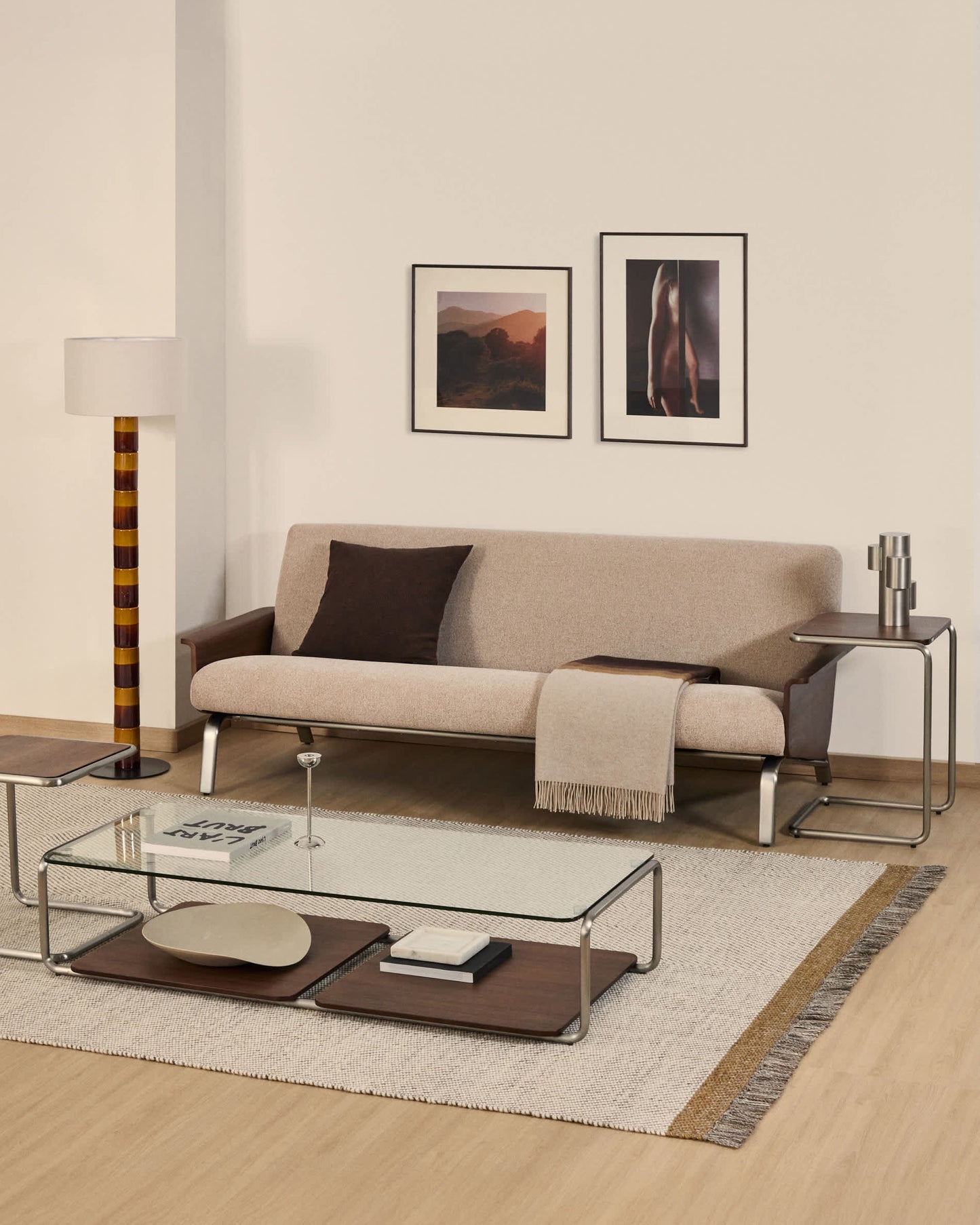 Divano Amsen 3 posti marrone chiaro in compensato di noce con gambe in acciaio inox spazzolato 205 cm