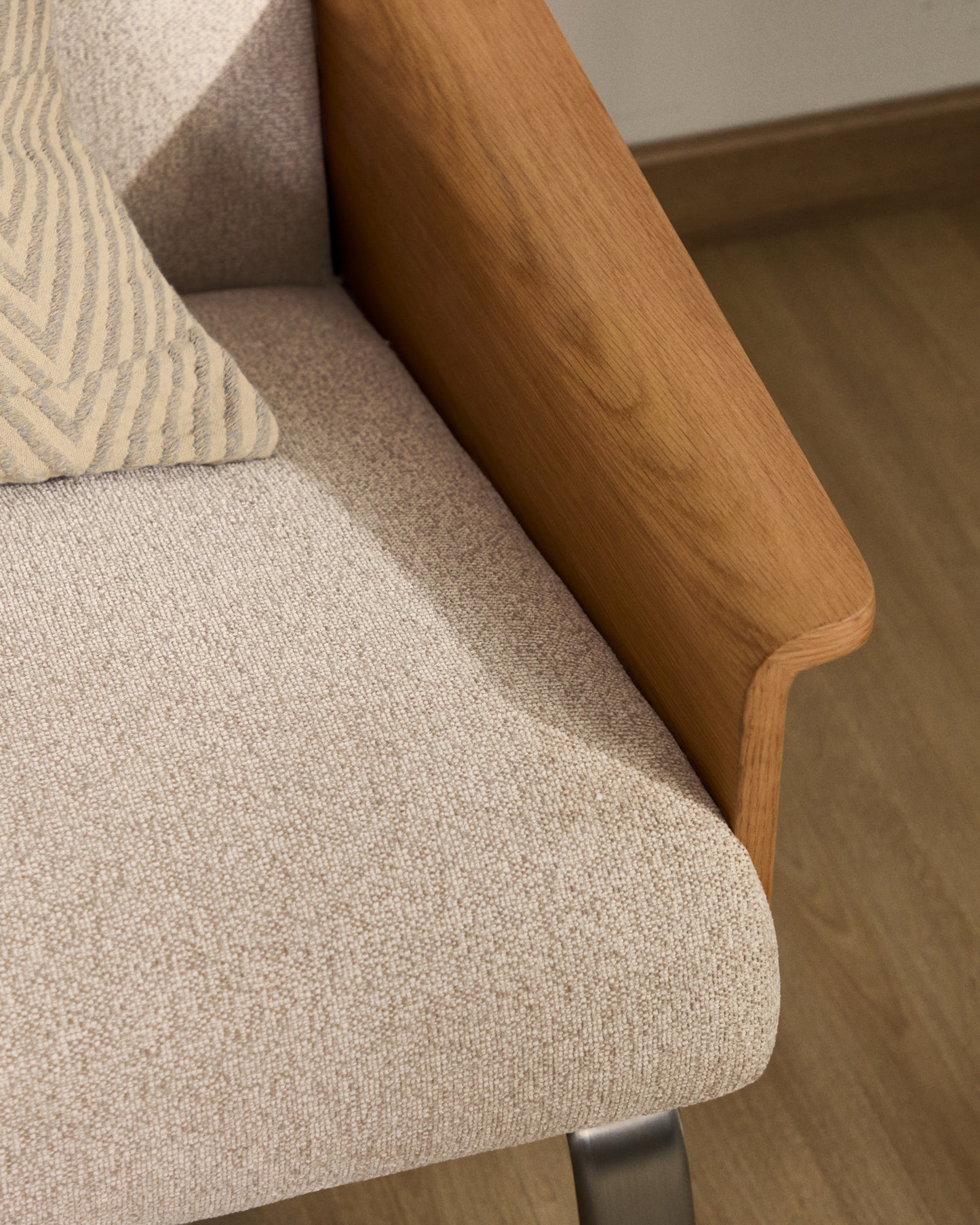 Divano Amsen 3 posti in ciniglia beige, in compensato di rovere beige con gambe in acciaio inox spazzolato 205 cm