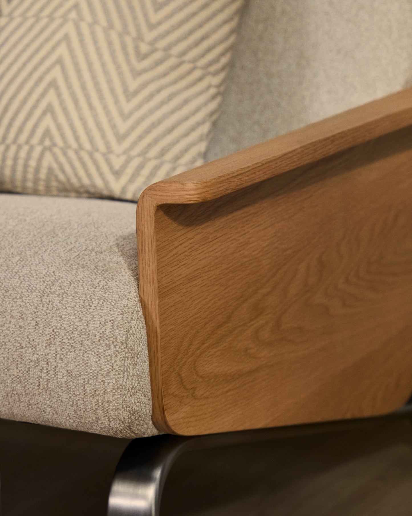 Divano Amsen 3 posti in ciniglia beige, in compensato di rovere beige con gambe in acciaio inox spazzolato 205 cm