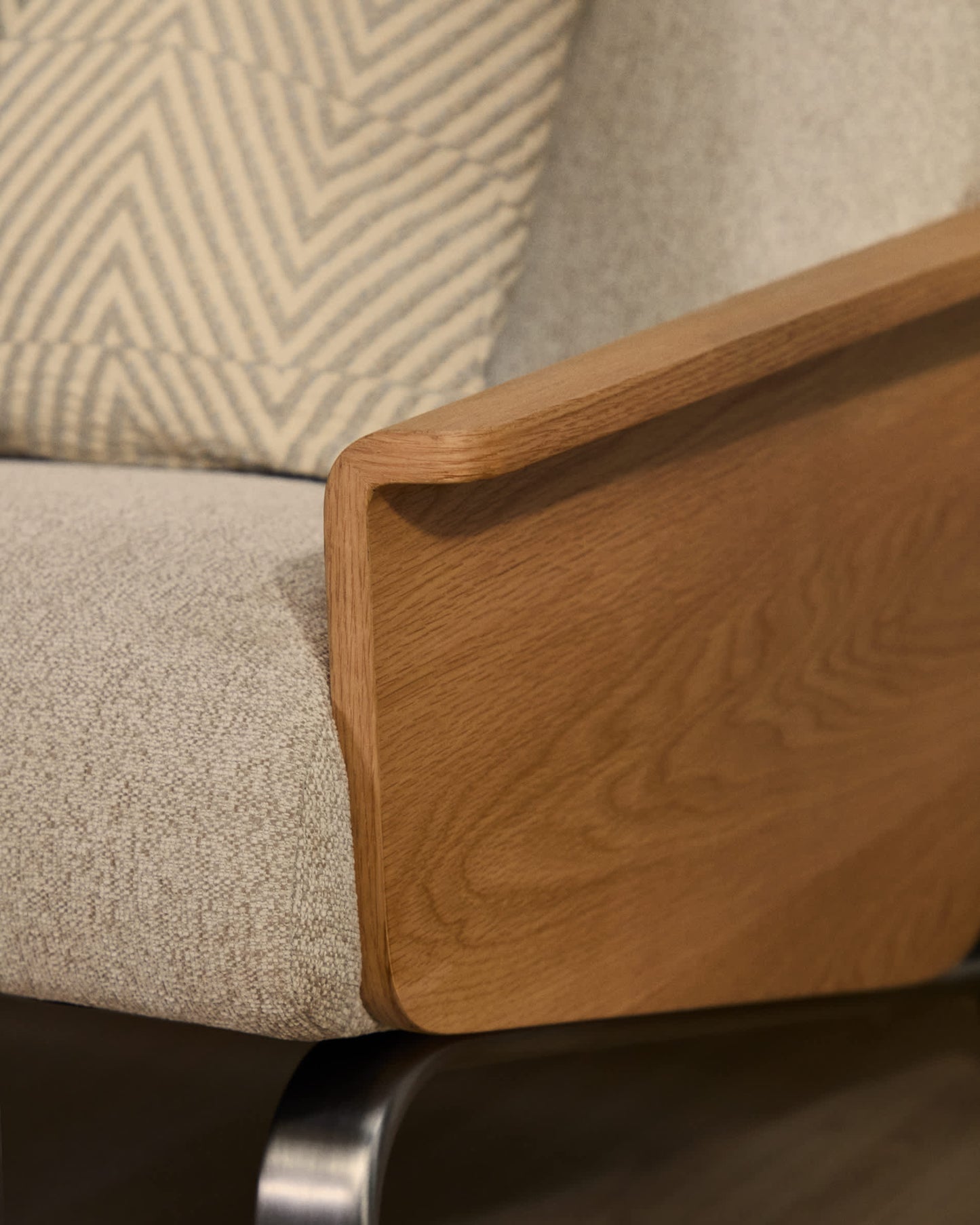 Divano Amsen 3 posti in ciniglia beige, in compensato di rovere beige con gambe in acciaio inox spazzolato 205 cm