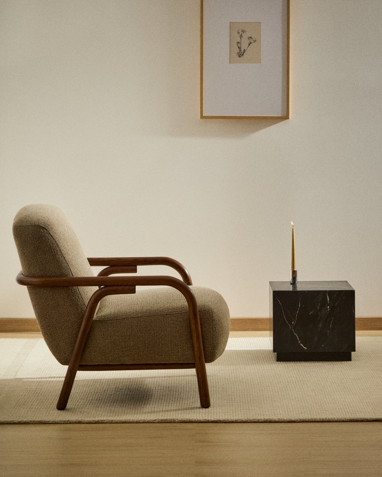 Poltrona Sylo in ciniglia tortora e legno massiccio di frassino con finitura color noce