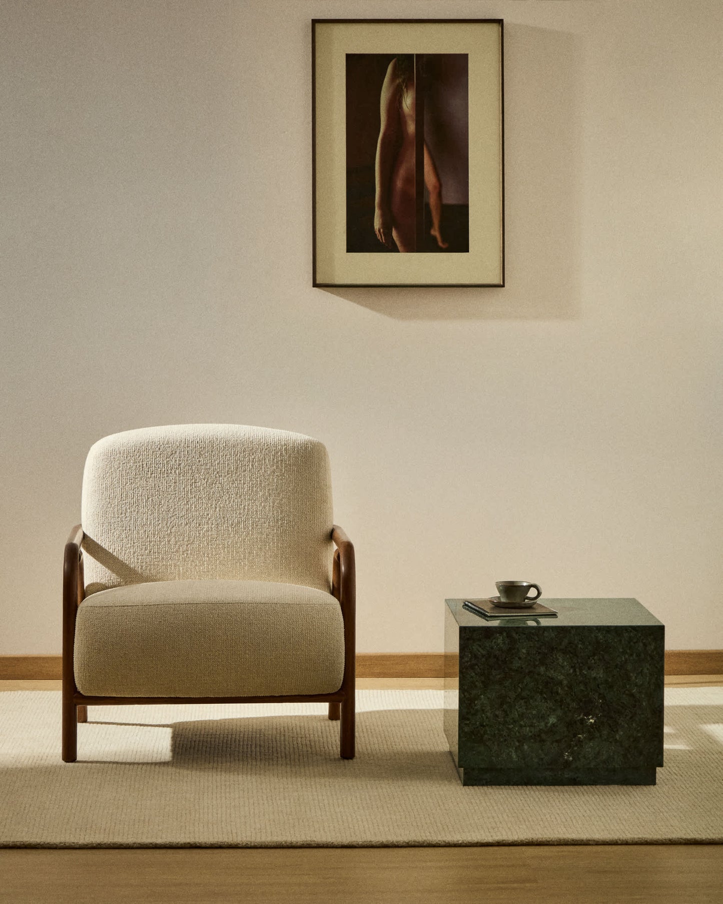 Poltrona Sylo in ciniglia beige e legno massiccio di frassino con finitura color noce
