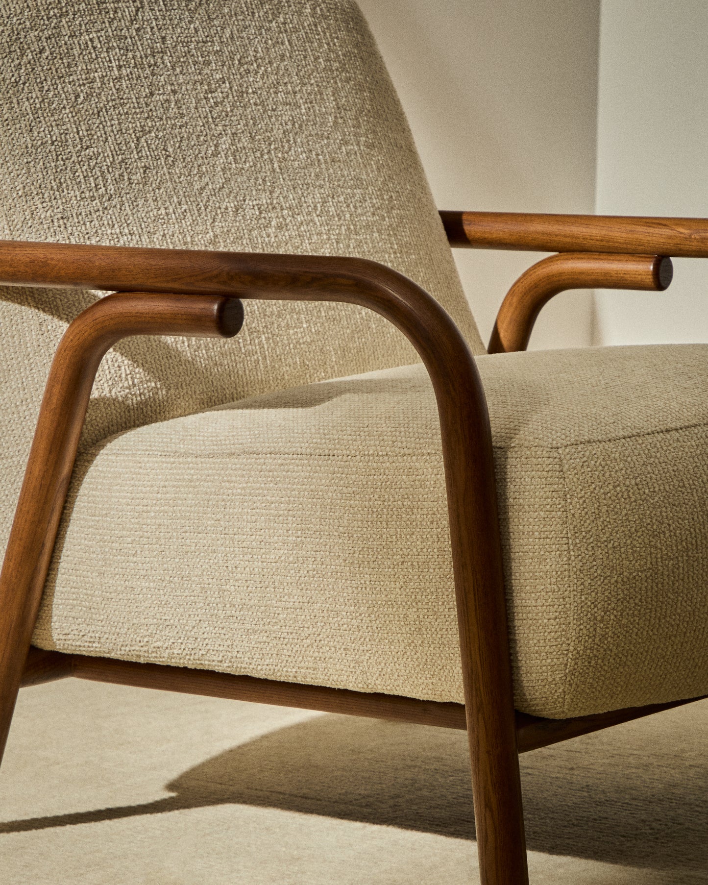 Poltrona Sylo in ciniglia beige e legno massiccio di frassino con finitura color noce