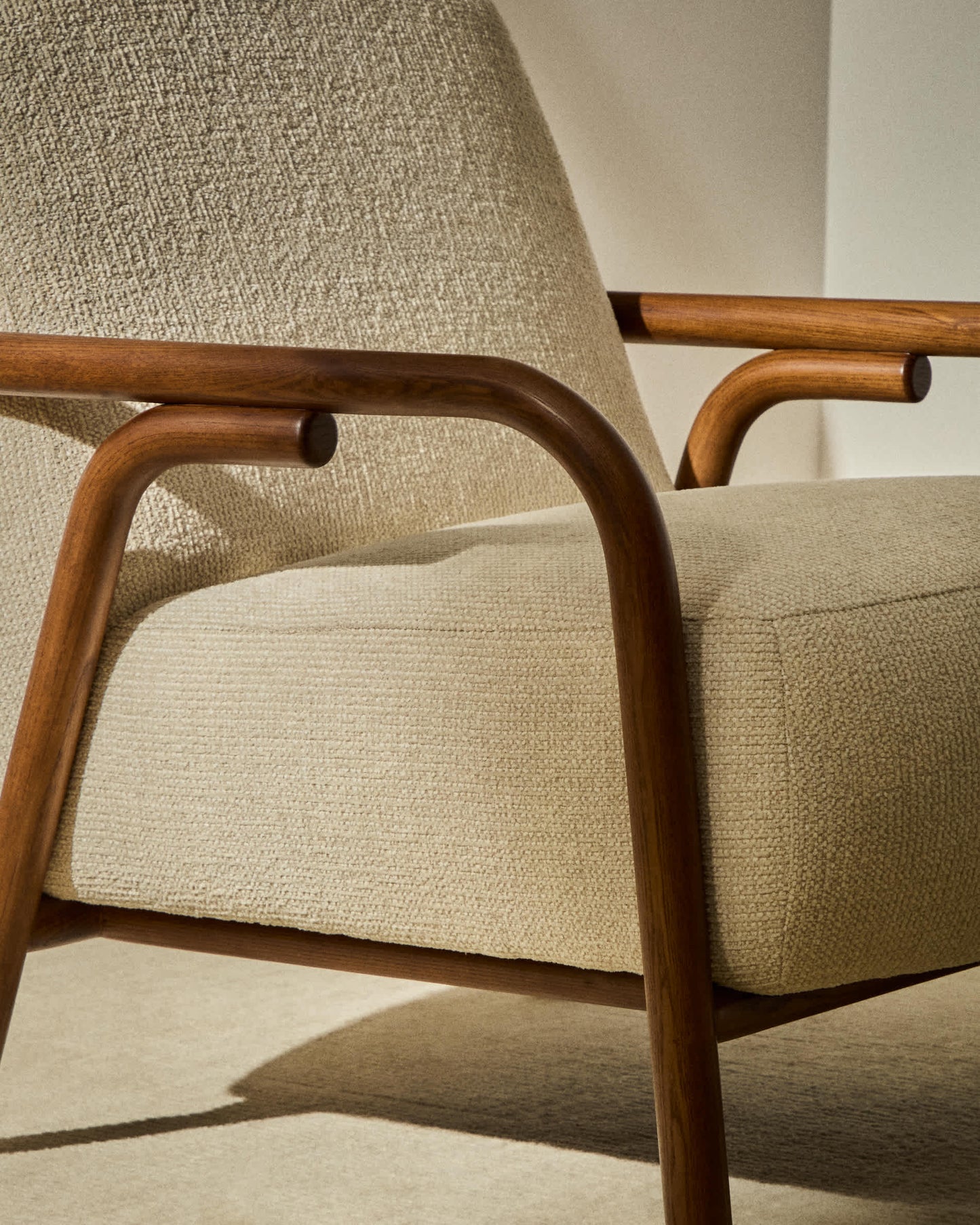 Poltrona Sylo in ciniglia beige e legno massiccio di frassino con finitura color noce