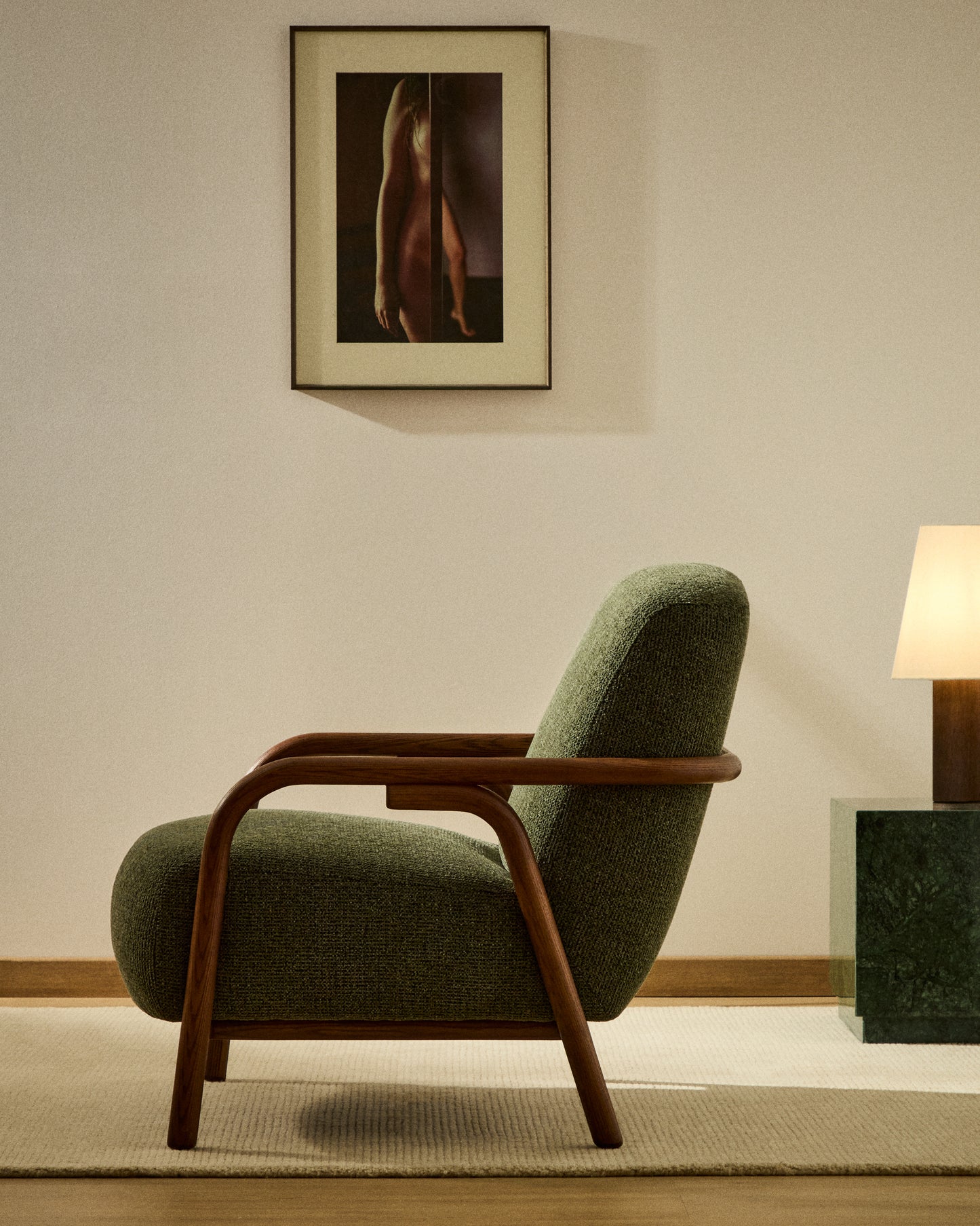 Poltrona Sylo in ciniglia verde scuro e legno massiccio di frassino con finitura color noce