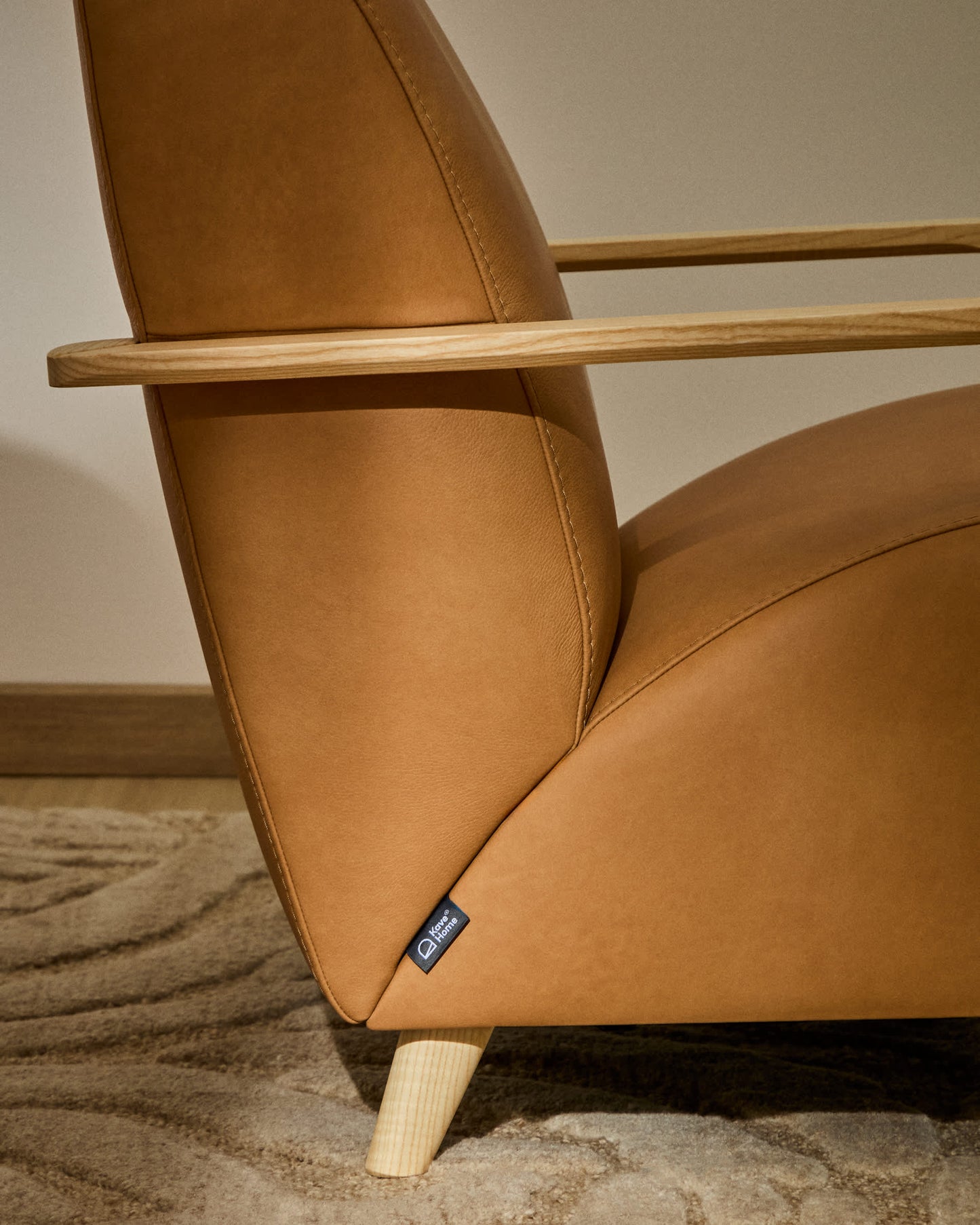 Poltrona Meghan in pelle marrone e frassino massiccio con finitura naturale FSC Mix Credit