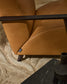 Poltrona Meghan in pelle marrone e frassino massiccio con finitura wengé FSC Mix Credit