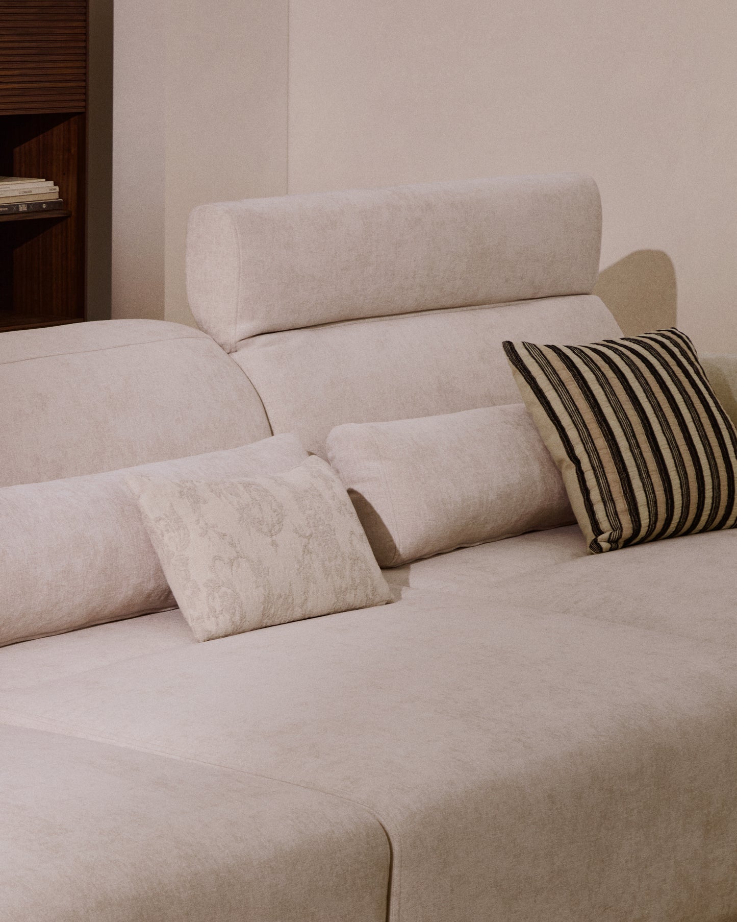 Divano Lares 6 posti con sedute scorrevoli motorizzate e poggiatesta reclinabile in ciniglia beige 410 cm
