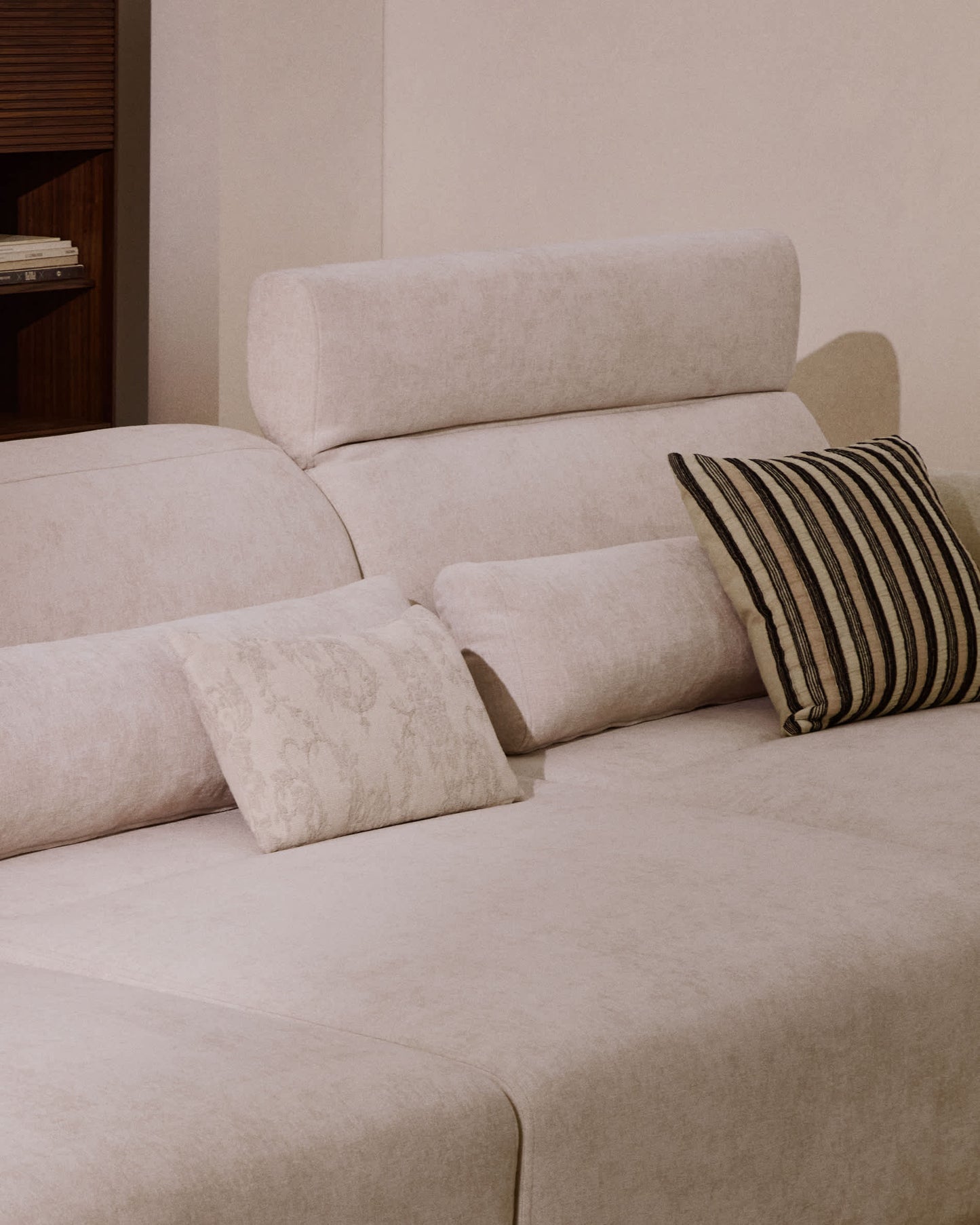 Divano Lares 6 posti con sedute scorrevoli motorizzate e poggiatesta reclinabile in ciniglia beige 410 cm