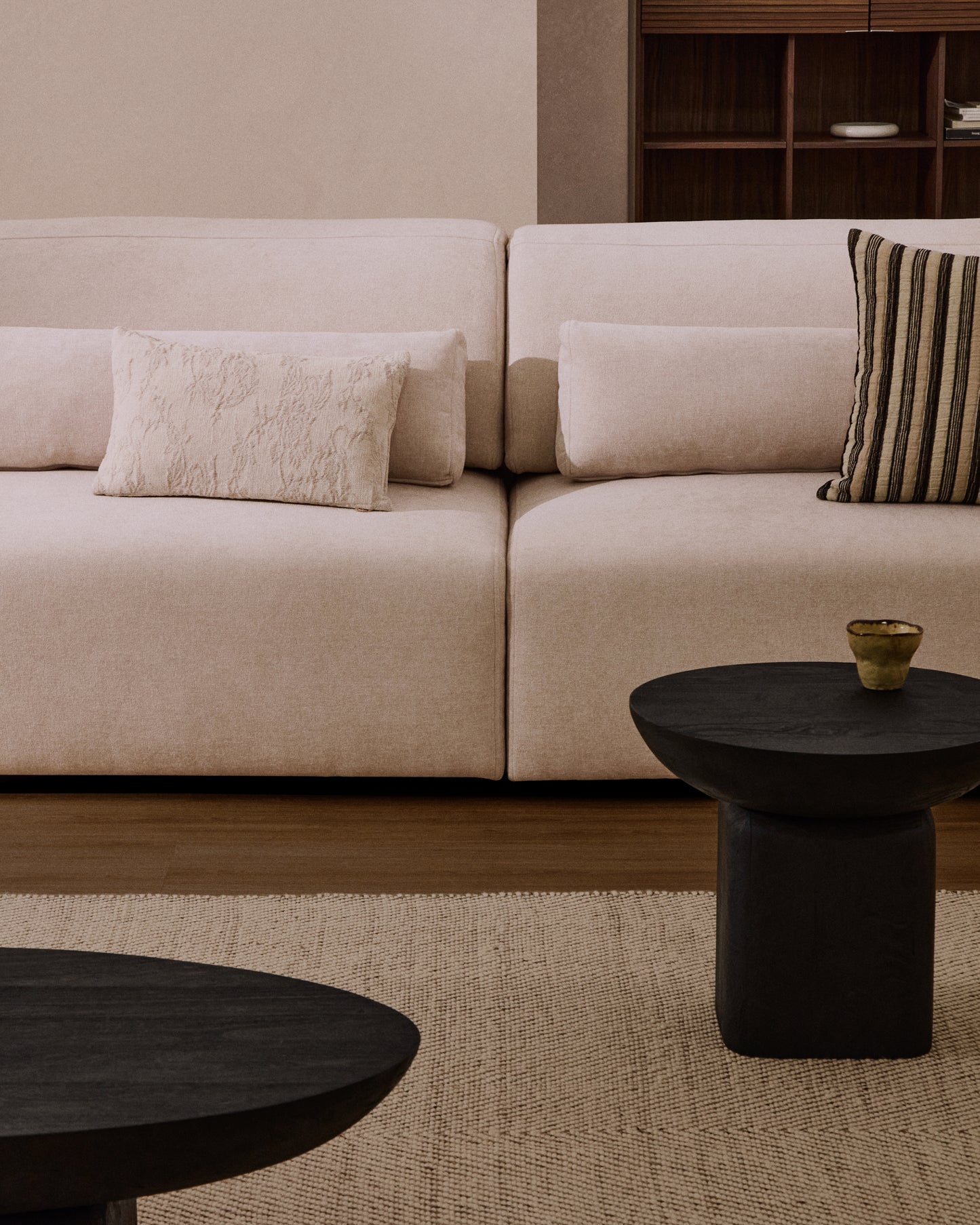 Divano Lares 6 posti con sedute scorrevoli motorizzate e poggiatesta reclinabile in ciniglia beige 410 cm