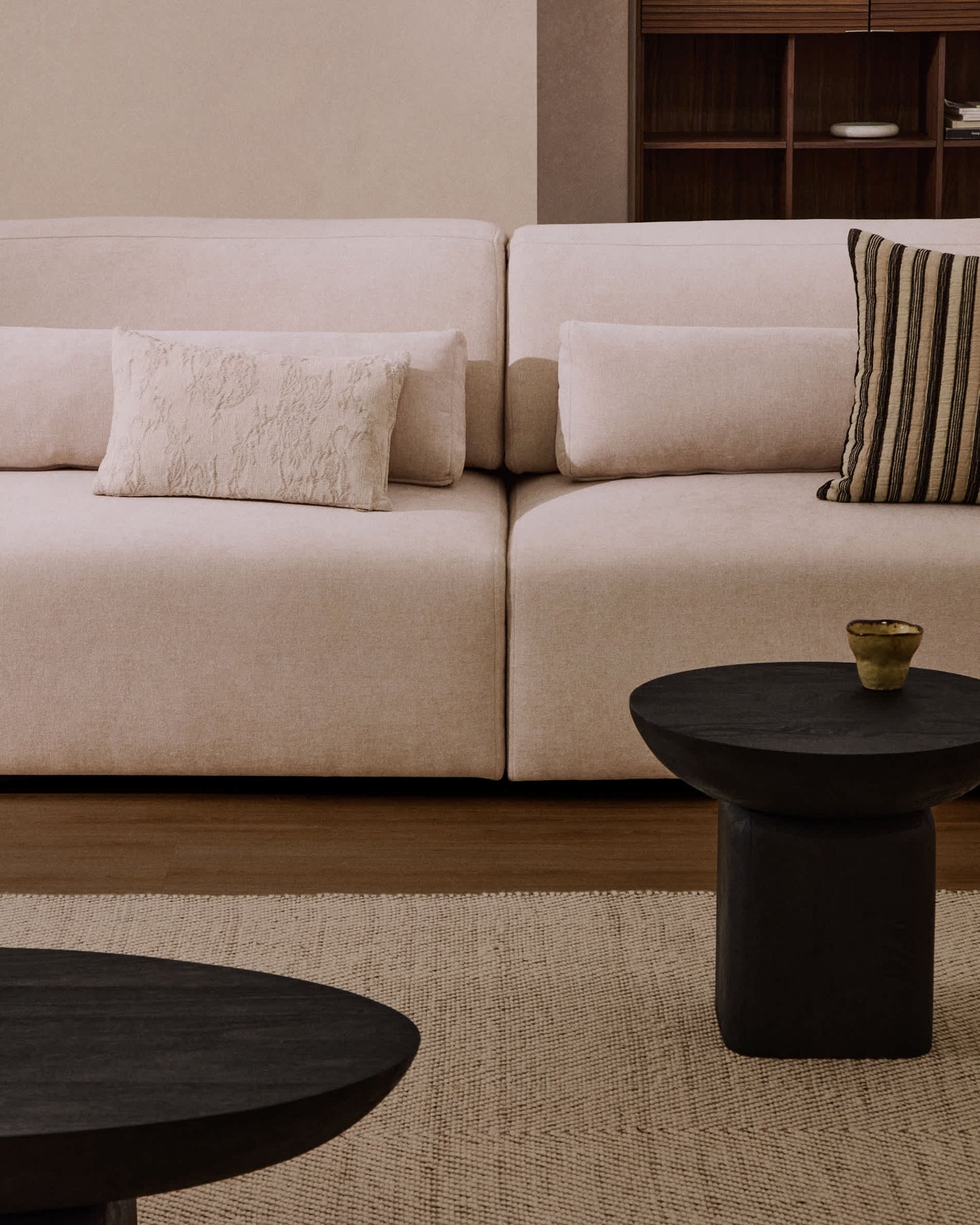 Divano Lares 6 posti con sedute scorrevoli motorizzate e poggiatesta reclinabile in ciniglia beige 410 cm