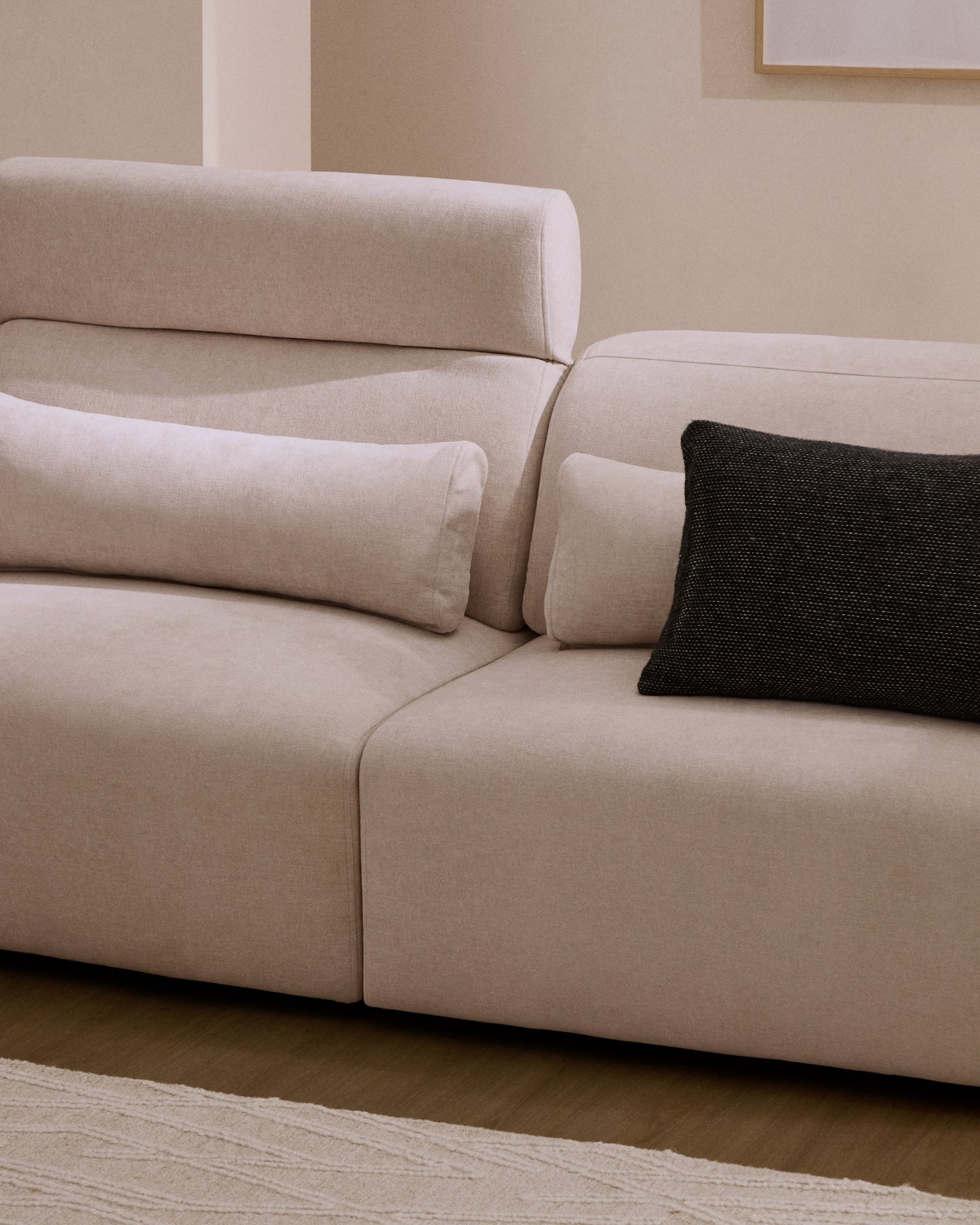 Divano Lares 5 posti con sedute scorrevoli motorizzate e poggiatesta reclinabile in ciniglia beige 335 cm