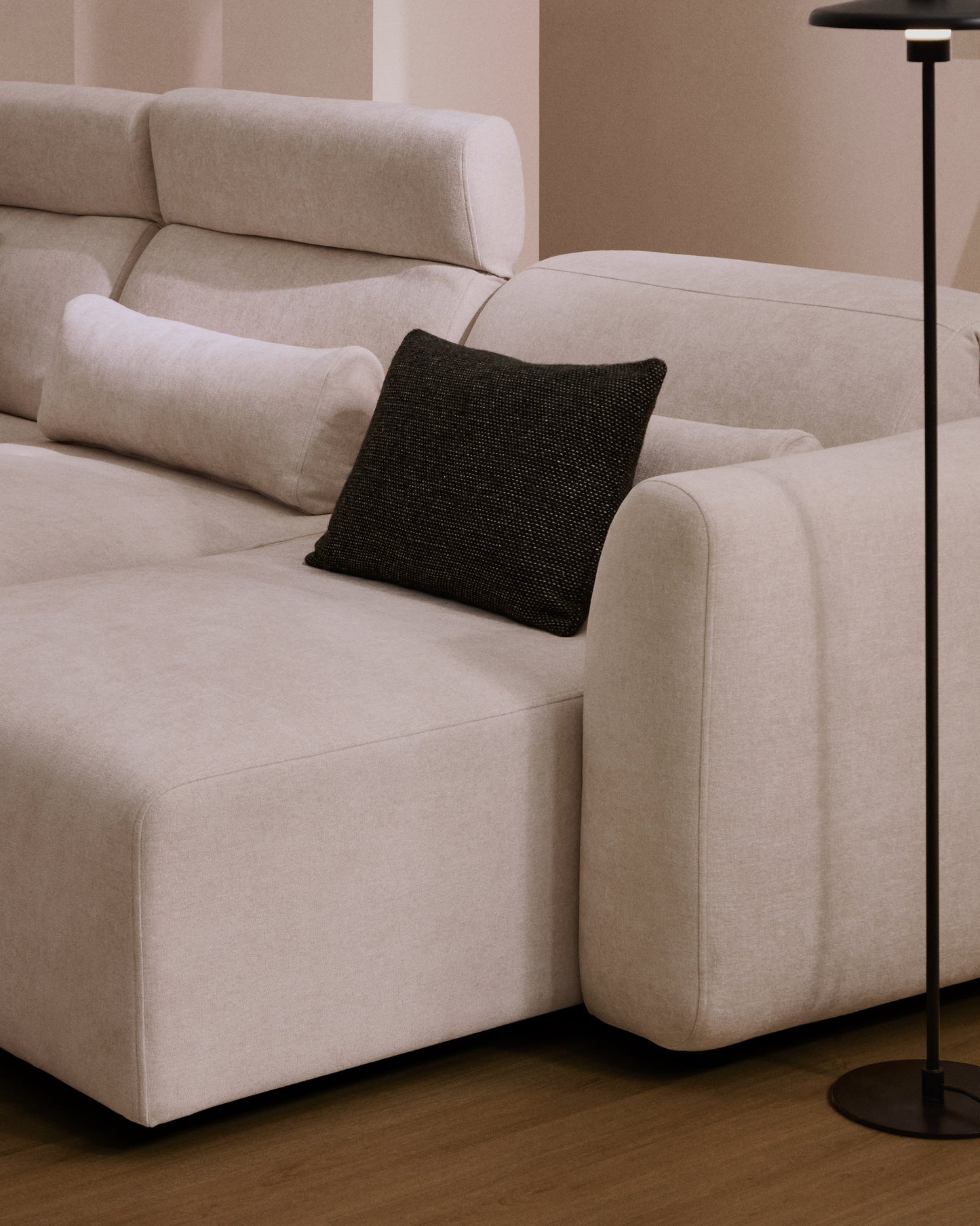 Divano Lares 5 posti con sedute scorrevoli motorizzate e poggiatesta reclinabile in ciniglia beige 335 cm