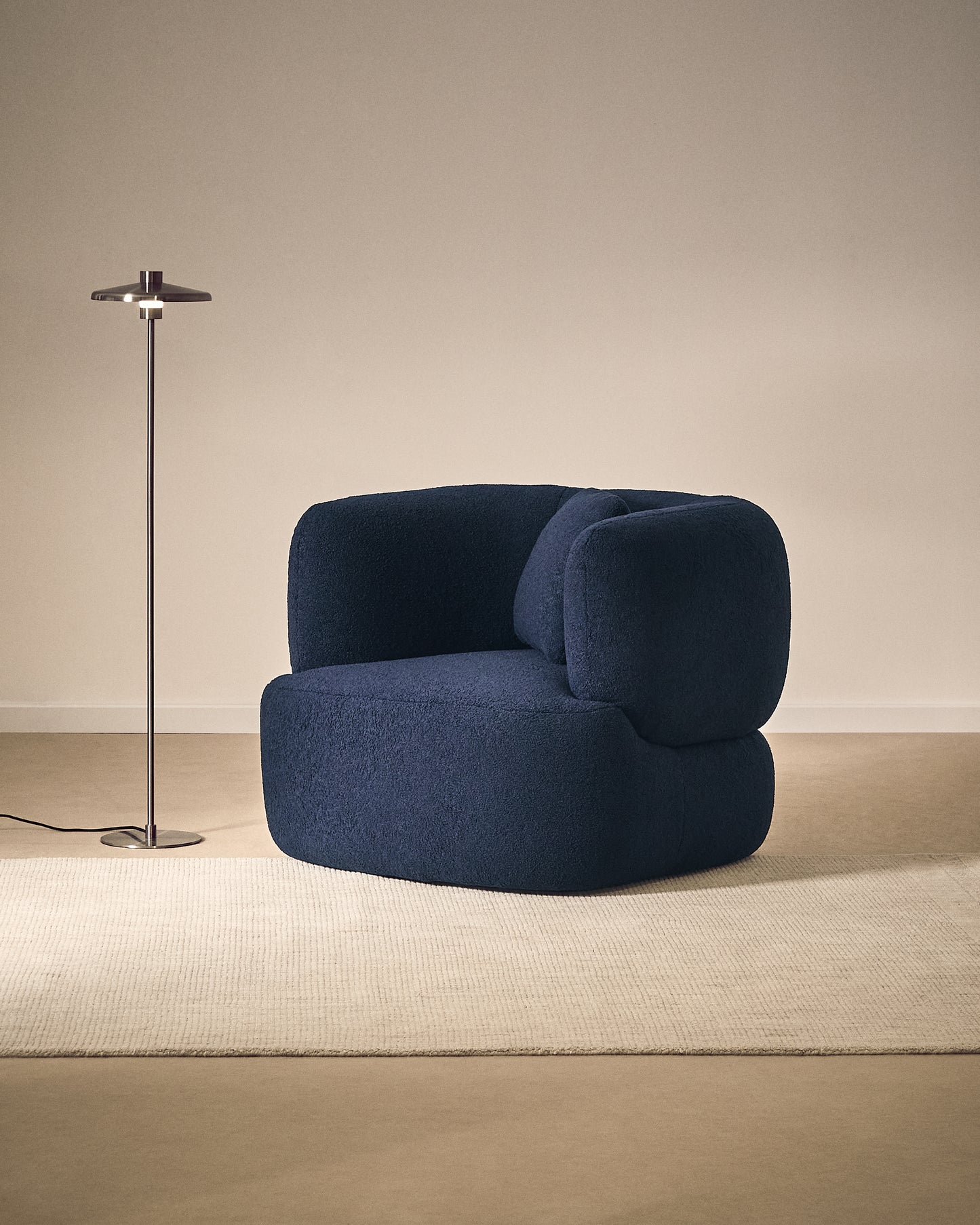 Poltrona girevole Martina con cuscino in bouclé blu navy