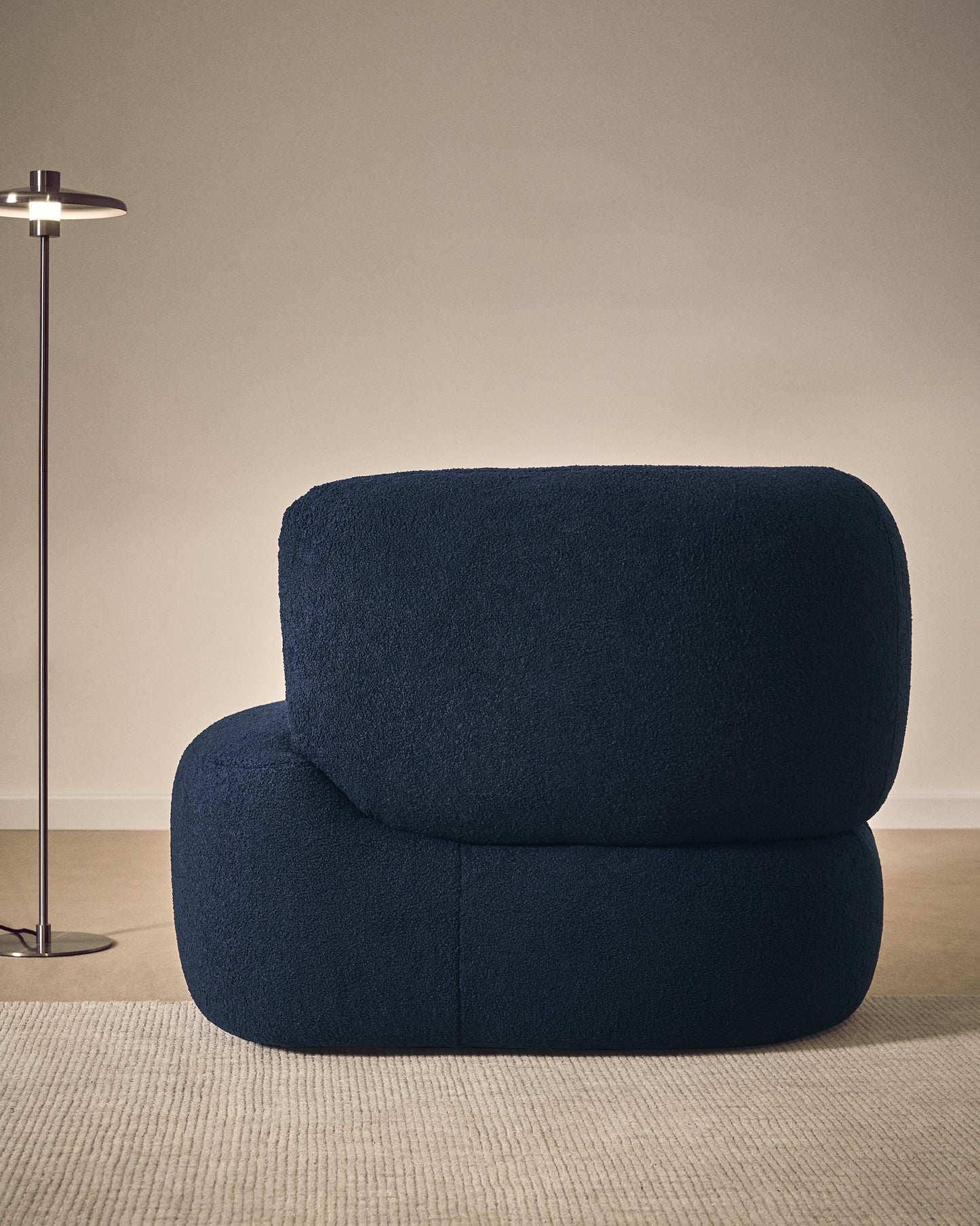 Poltrona girevole Martina con cuscino in bouclé blu navy
