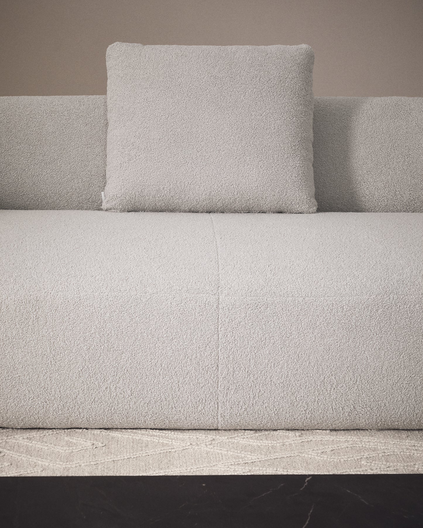 Cuscino Martina in bouclé grigio 60 x 52 cm