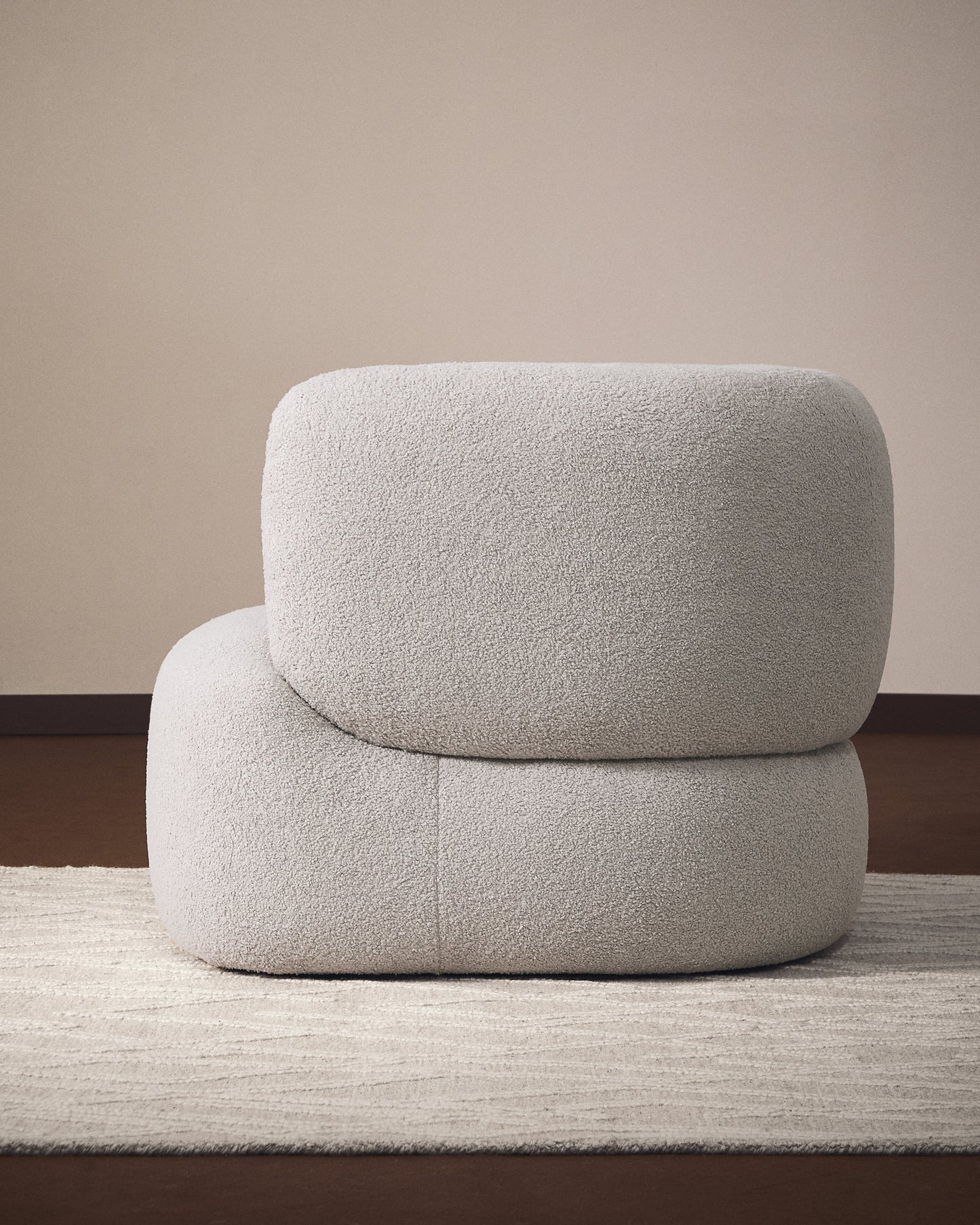 Poltrona girevole Martina con cuscino in bouclé grigio