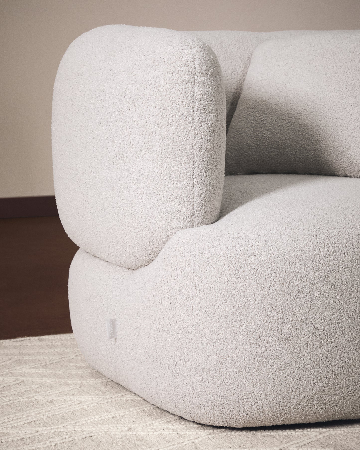 Poltrona Martina con cuscino in bouclé grigio