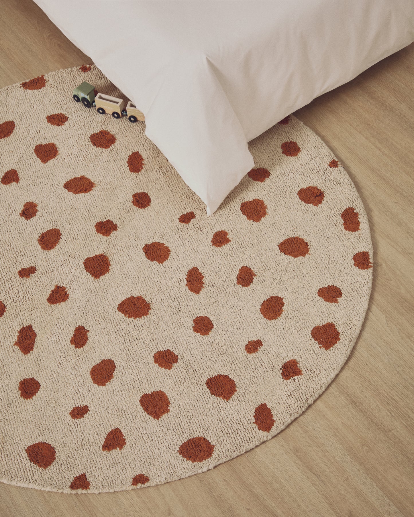 Tappeto rotondo Tandani in cotone beige con disegno di ghepardo arancione Ø 100 cm