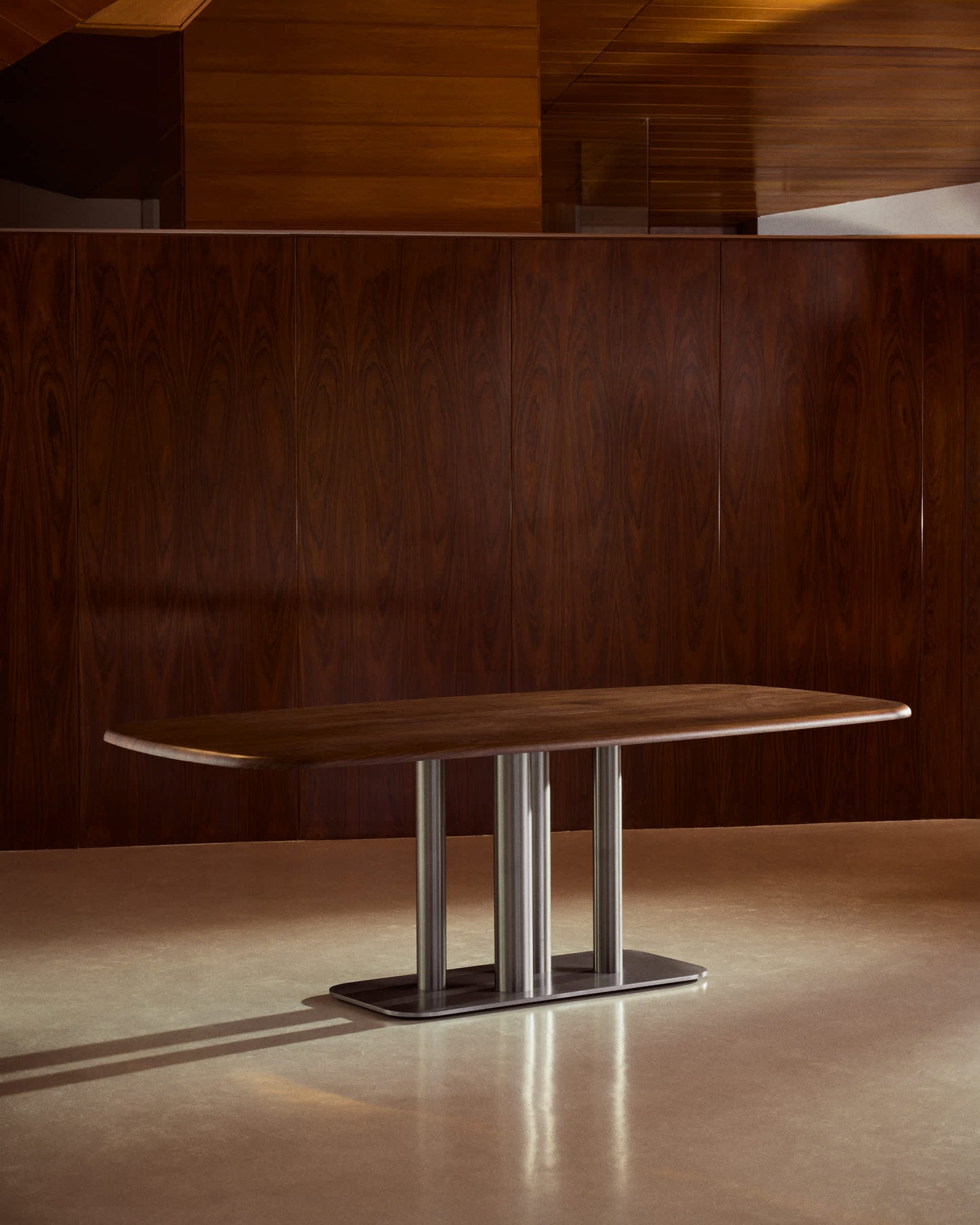 Tavolo Melvar in impiallacciato di noce e gambe con base in acciaio inox spazzolato 220 x 110 cm
