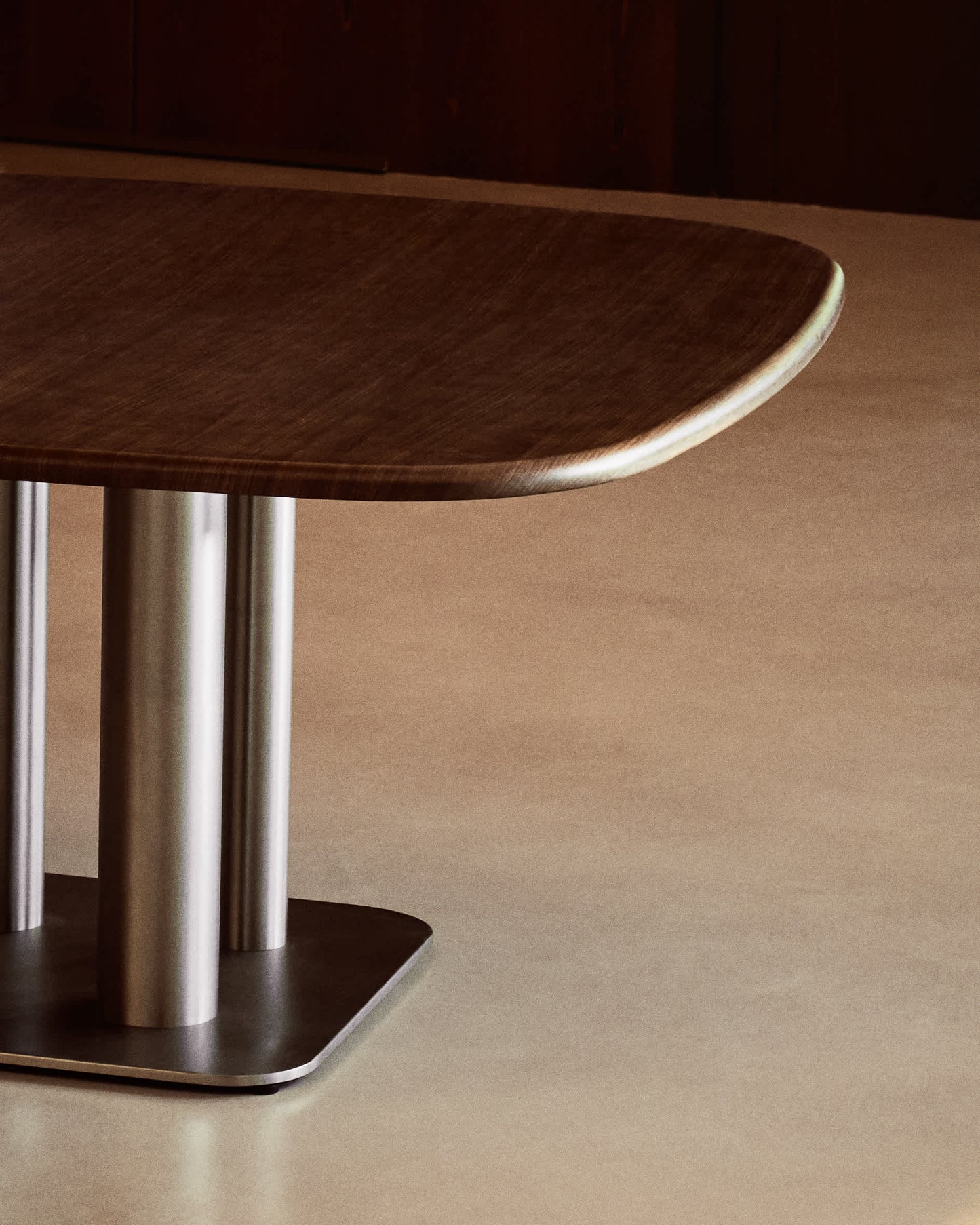Tavolo Melvar in impiallacciato di noce e gambe con base in acciaio inox spazzolato 121 x 121 cm