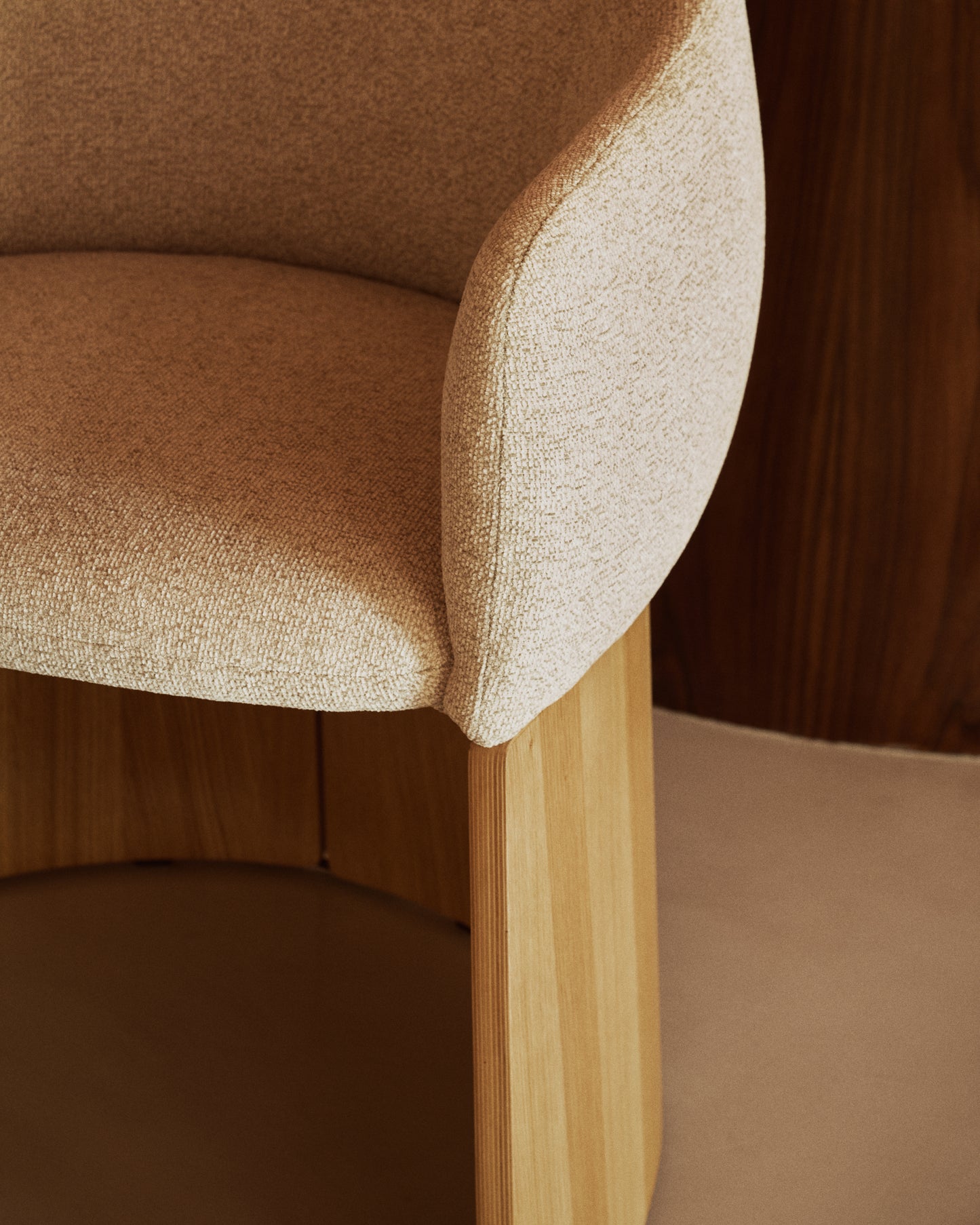 Sedia Bosca in ciniglia beige e impiallacciatura in rovere