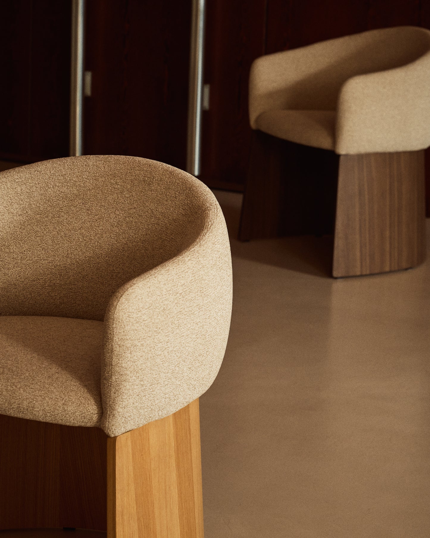 Sedia Bosca in ciniglia beige e impiallacciatura in rovere