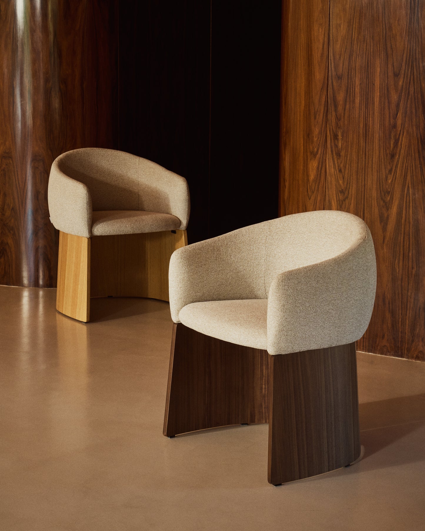 Sedia Bosca in ciniglia beige e impiallacciatura in noce