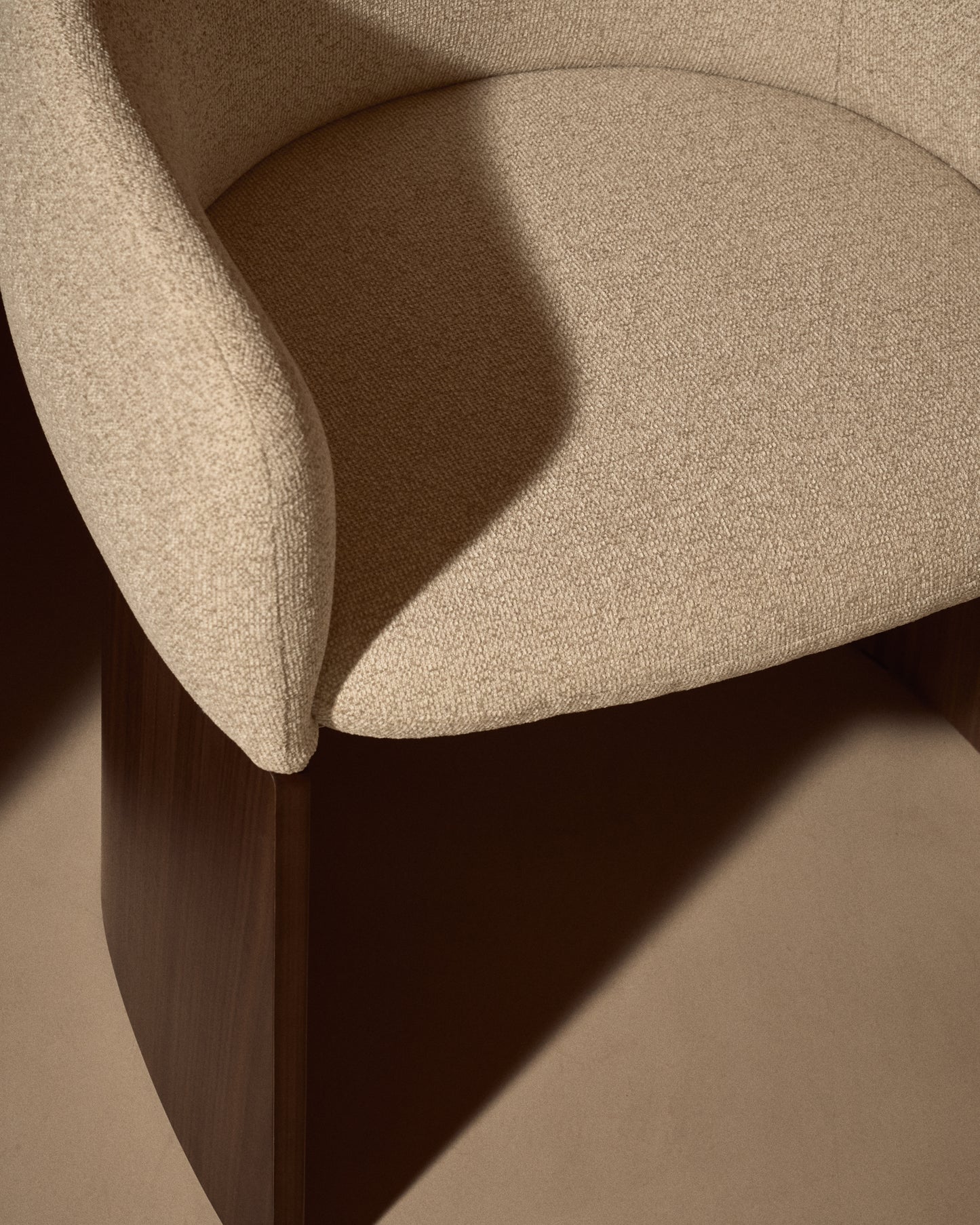 Sedia Bosca in ciniglia beige e impiallacciatura in noce