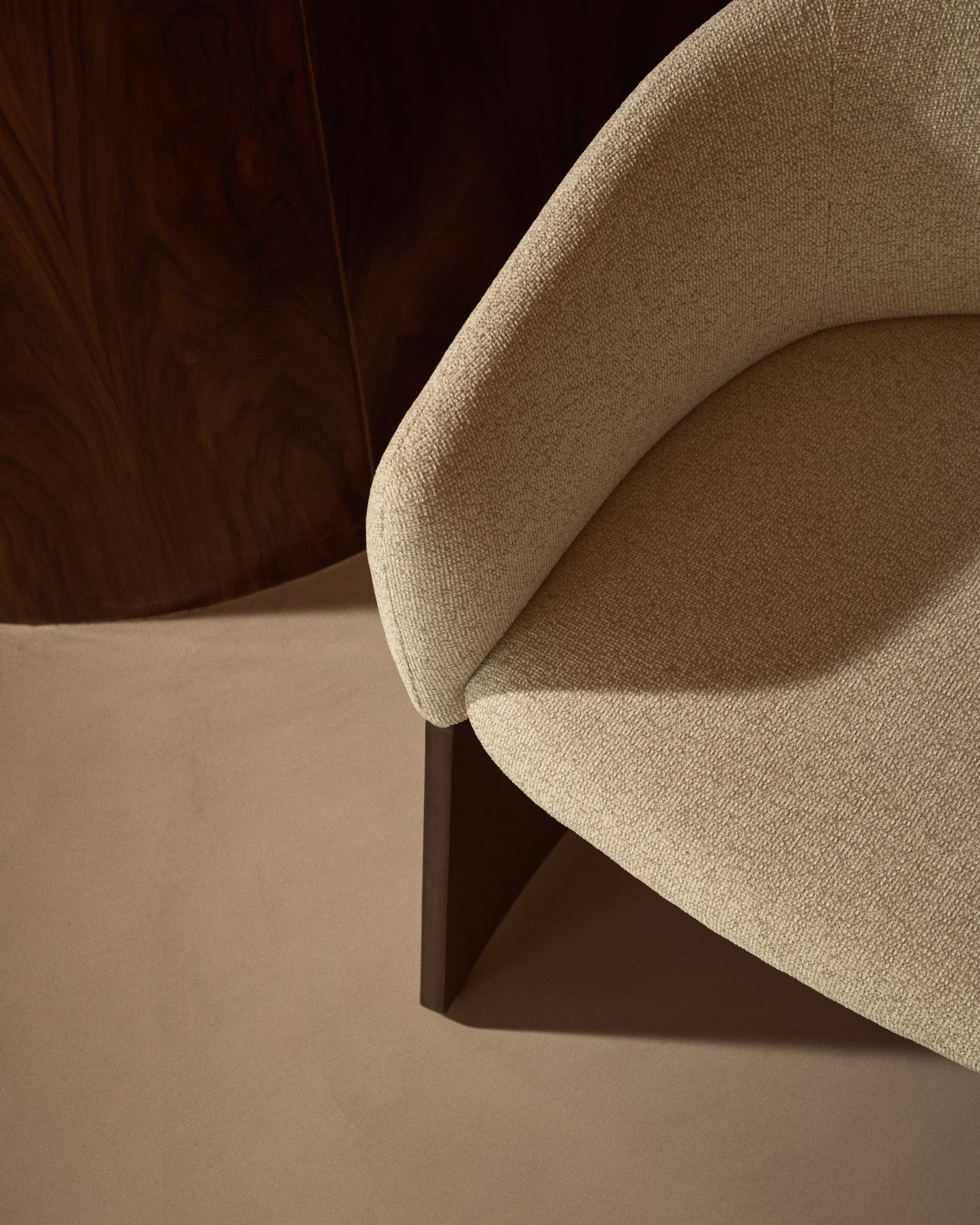 Sedia Bosca in ciniglia beige e impiallacciatura in noce