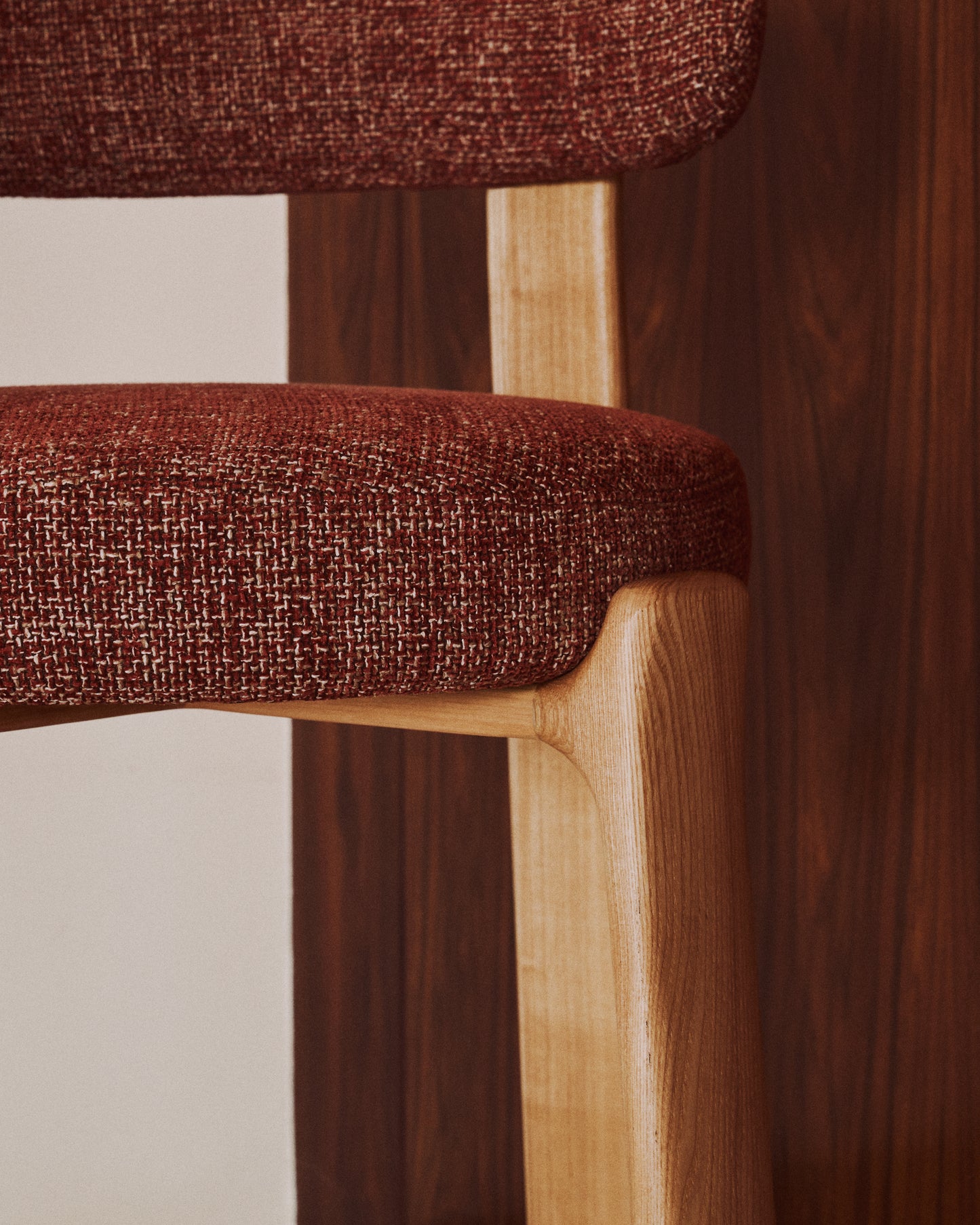 Sgabello Granite in ciniglia terracotta e legno massiccio di frassino con finitura in tonalità naturale 65 cm