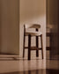 Sgabello Granite in ciniglia beige e legno massiccio di frassino con finitura color noce 75 cm