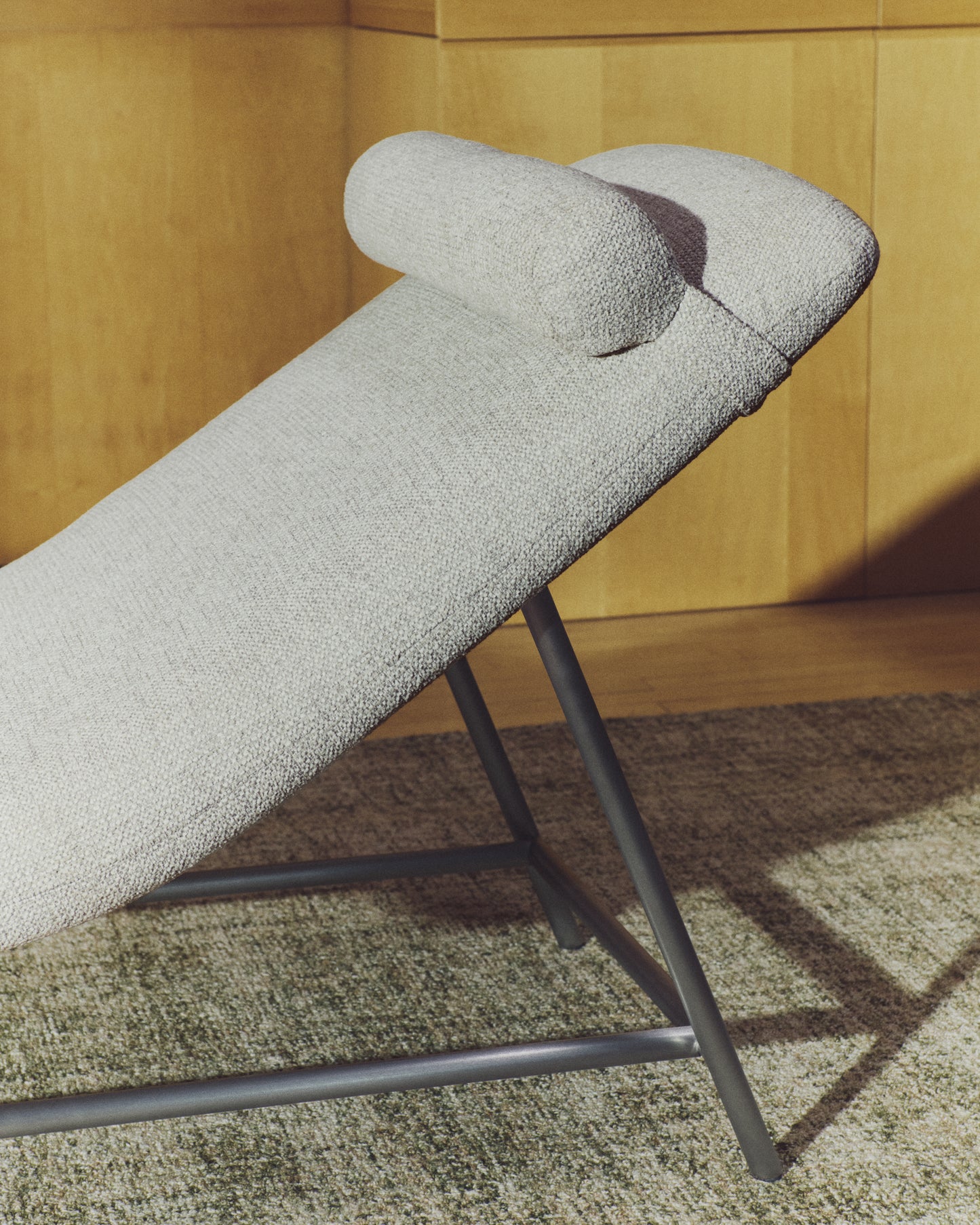 Divano Osla in ciniglia beige con gambe in acciaio inox spazzolato 175 cm