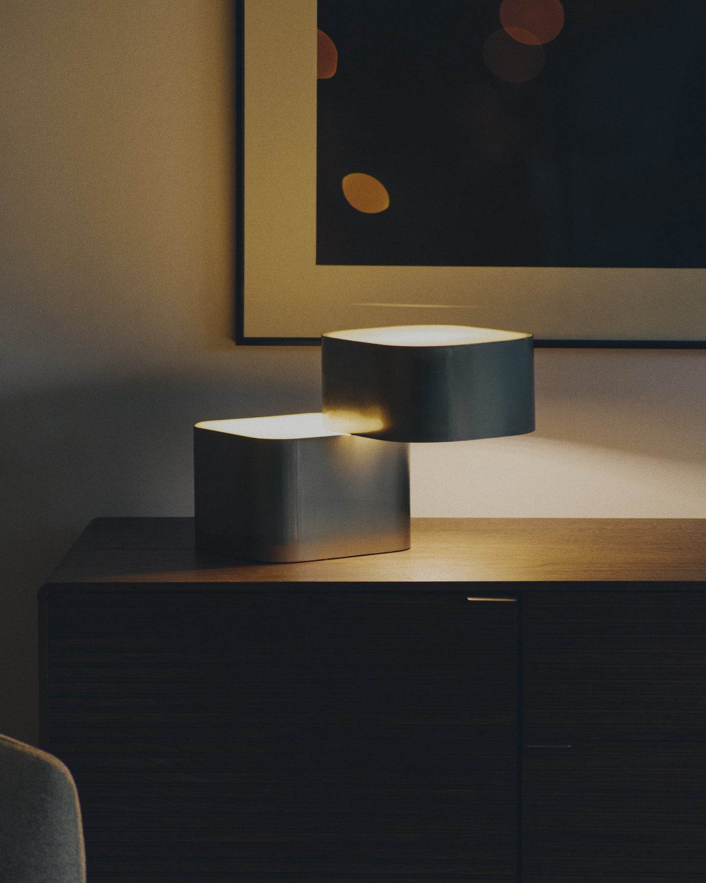 Lampada da tavolo Tandan in metallo grigio con finitura spazzolata