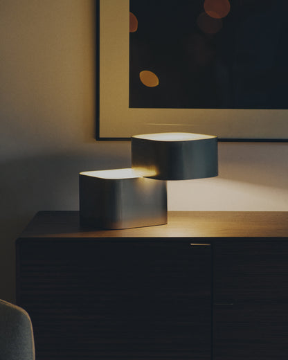 Lampada da tavolo Tandan in metallo grigio con finitura spazzolata