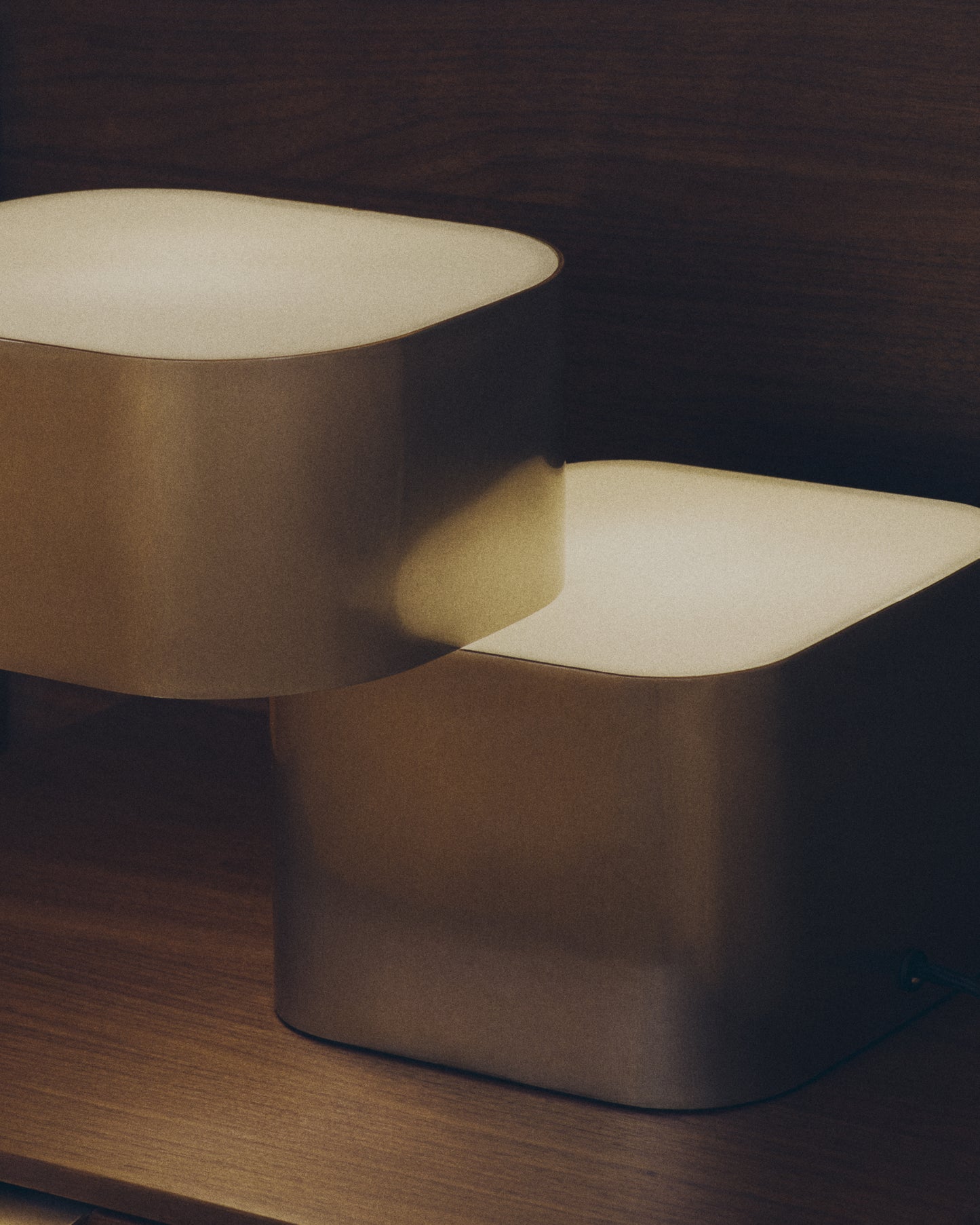 Lampada da tavolo Tandan in metallo grigio con finitura spazzolata