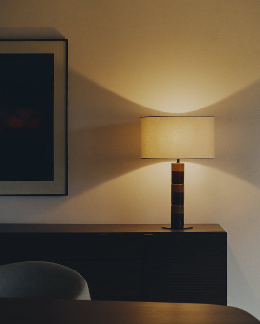 Lampada da tavolo Mavran con base in ceramica marrone e senape e paralume in cotone