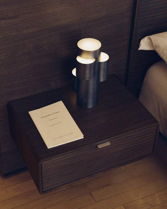 Lampada da tavolo portatile a LED Adrina in metallo grigio scuro con finitura spazzolata
