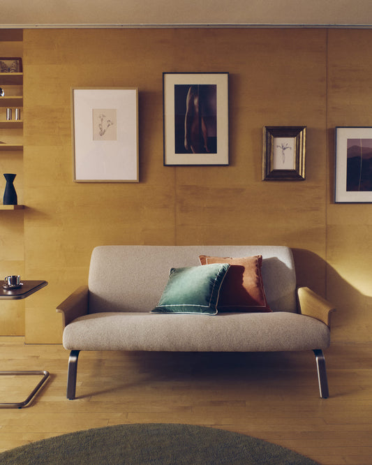 Divano Amsen 2 posti beige in compensato di rovere beige con gambe in acciaio inox spazzolato 165 cm