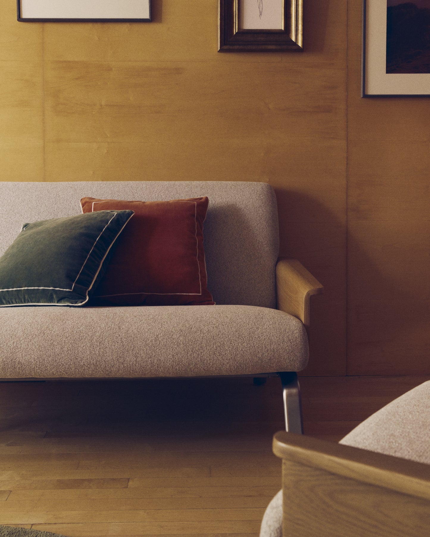 Divano Amsen 2 posti beige in compensato di rovere beige con gambe in acciaio inox spazzolato 165 cm