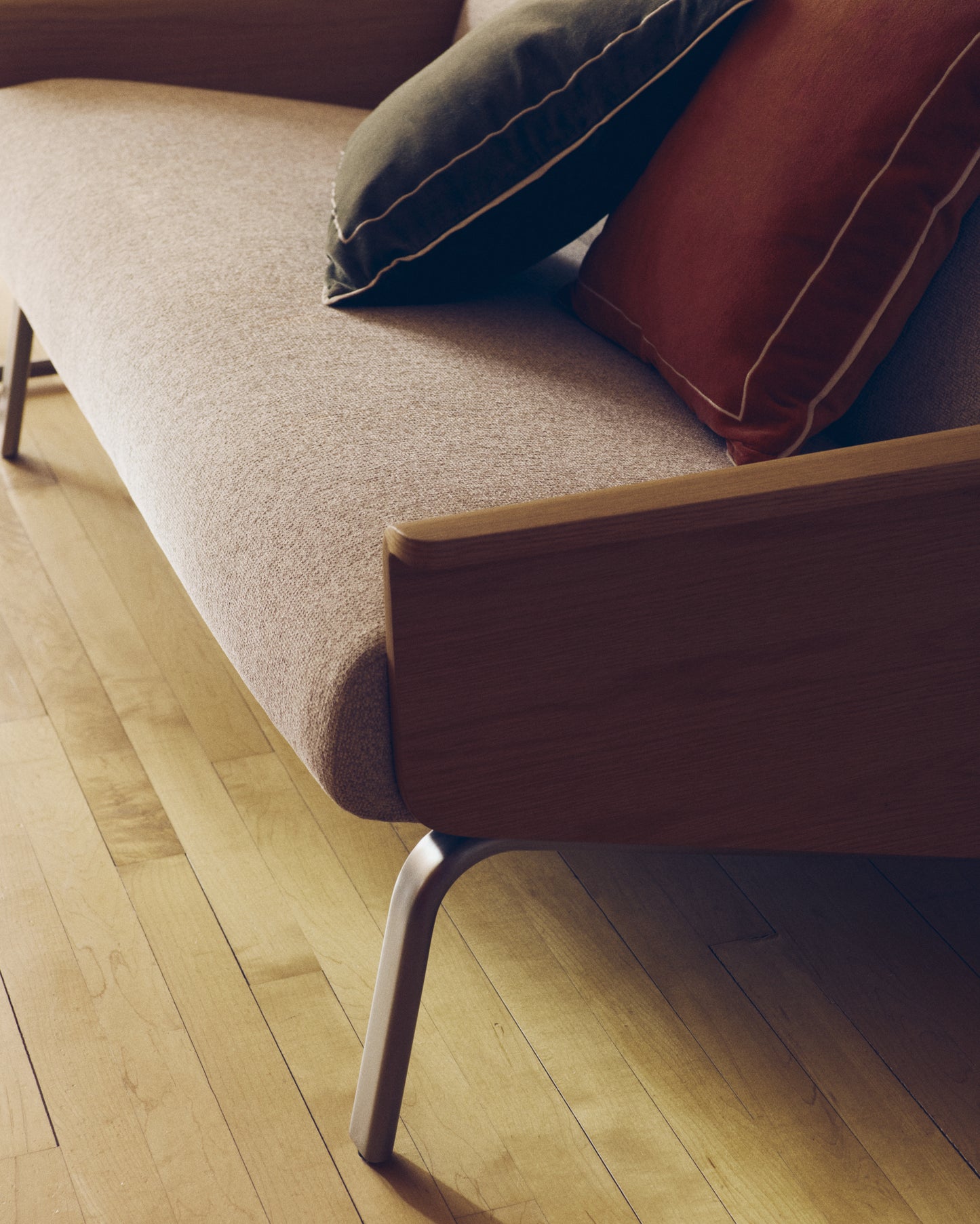 Divano Amsen 2 posti beige in compensato di rovere beige con gambe in acciaio inox spazzolato 165 cm